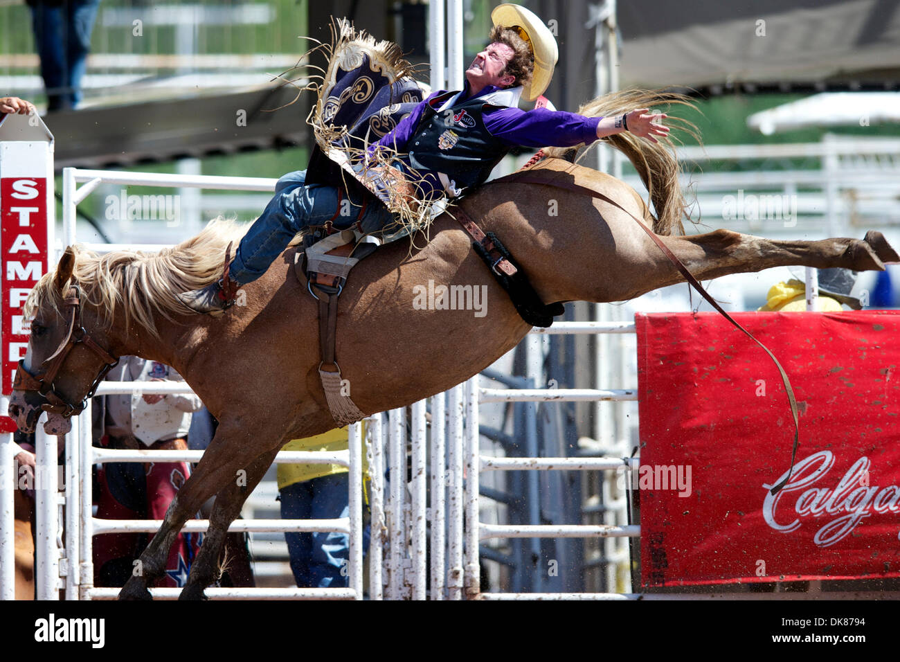 11 juillet 2011 - Calgary, Alberta, Canada - Bareback rider Tilden Hooper de Carthage, TX rides Growney Brothers' horse Raggedy Ann au Stampede de Calgary, AB, Canada. Hooper a terminé 2e sur la journée avec un score de 85. (Crédit Image : © Matt Cohen/ZUMAPRESS.com) Southcreek/mondial Banque D'Images