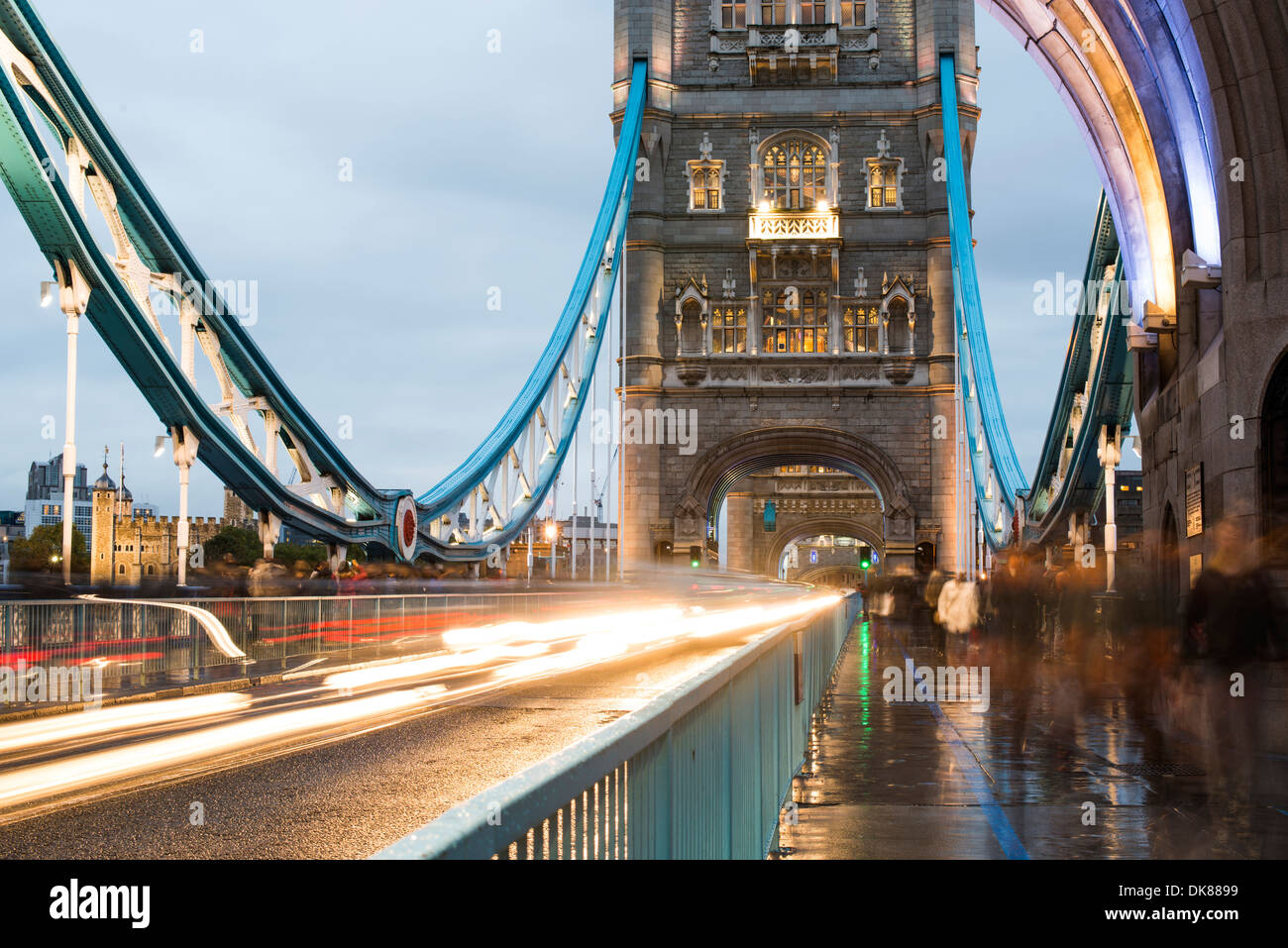 London Tower Bridge sur le coucher du soleil lumineux avec des couleurs différentes Banque D'Images