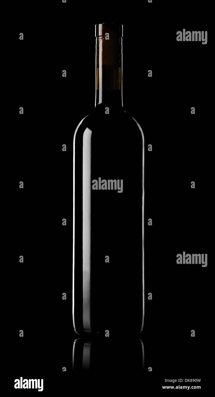 Bouteille de vin rouge sur fond noir Banque D'Images