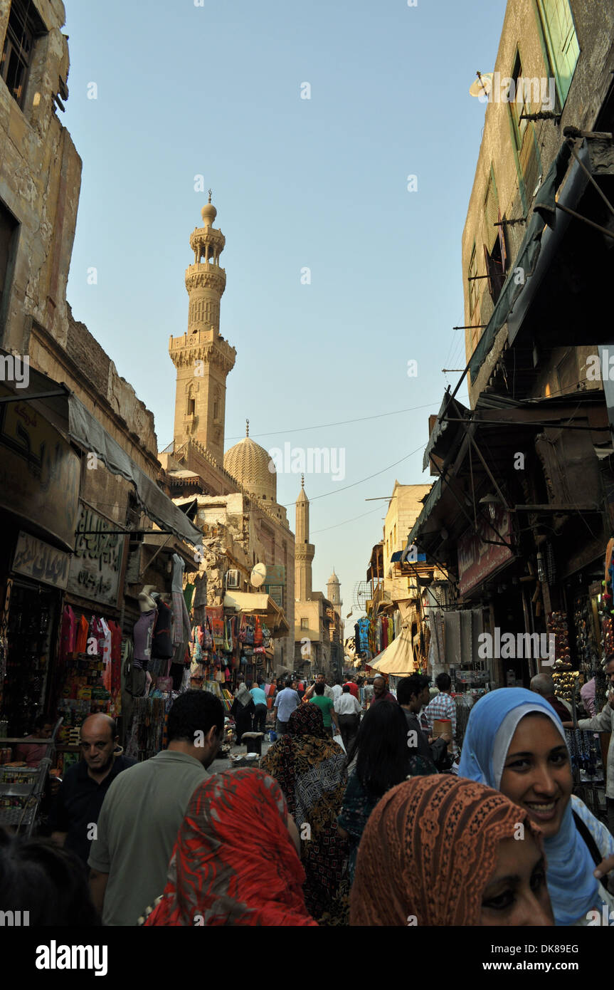 Les femmes de la région sourient tout en faisant du shopping dans une petite rue bondée dans l'ancien quartier islamique de la capitale égyptienne du Caire. Banque D'Images