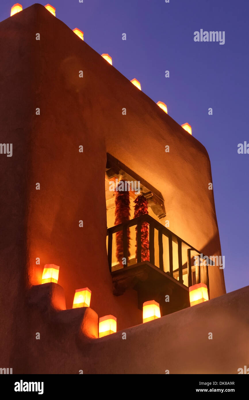 Santa Fe, Nouveau Mexique, États-Unis. Light up farolitos traditionnelles structures adobe à Noël Banque D'Images