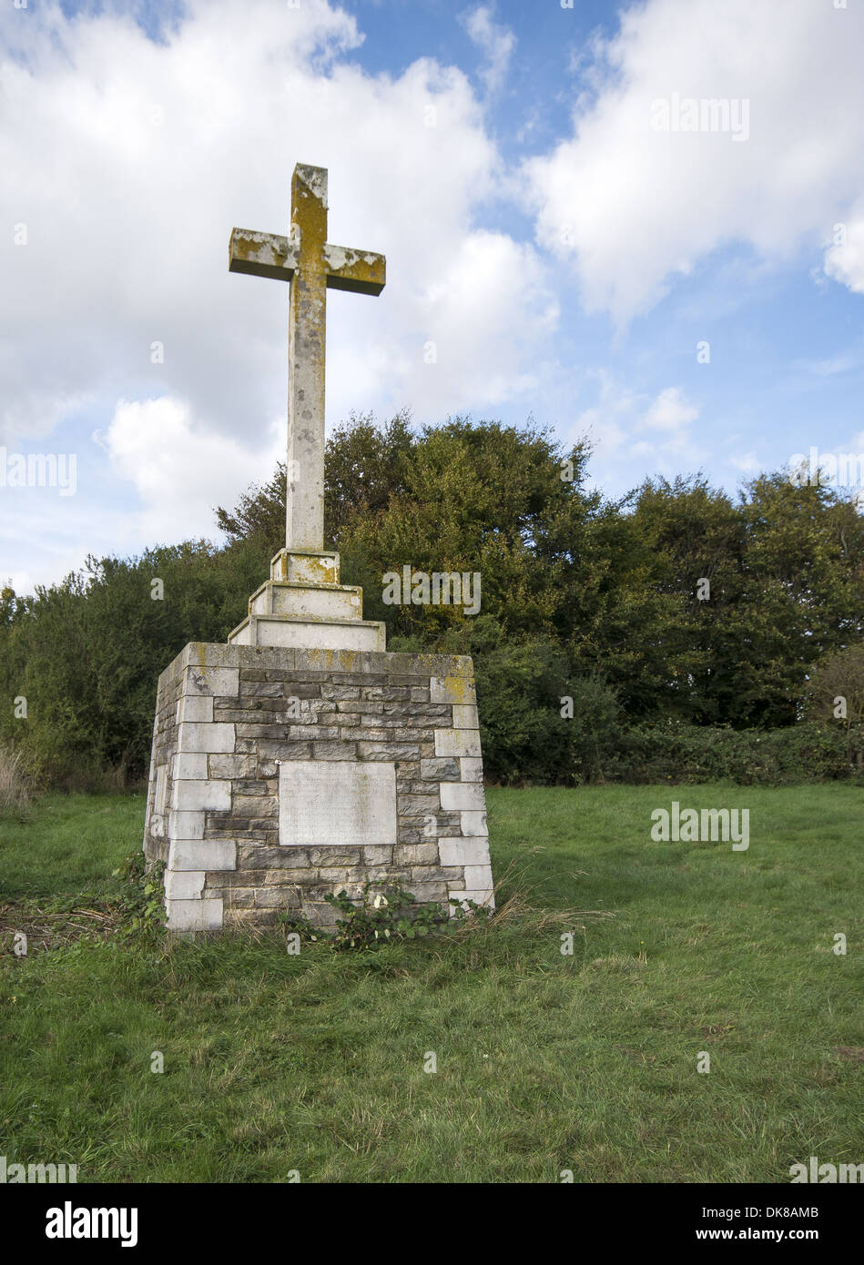 Monument commémoratif de guerre sur le sentier de randonnée à vélo entre pèlerins Twyford et Winchester dans le Hampshire, England, UK Banque D'Images