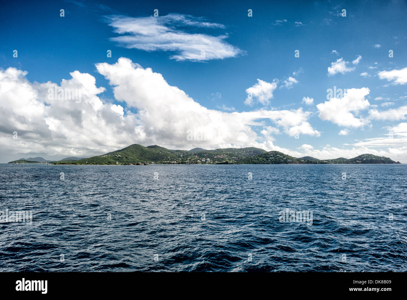 Une vue de St John dans les îles Vierges américaines comme vu de mi-chemin à St Thomas. Connue pour sa vie marine diversifiée et ses récifs coralliens, la région des Caraïbes compte parmi les plages les plus belles et les mieux préservées du monde. Banque D'Images