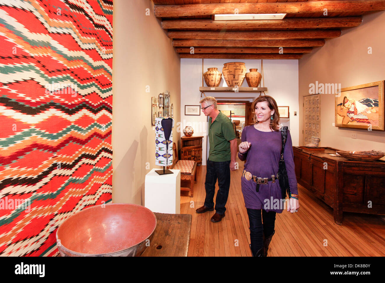 Santa Fe, Nouveau Mexique, États-Unis. Couple shopping sur Canyon Road. Parution du modèle Banque D'Images