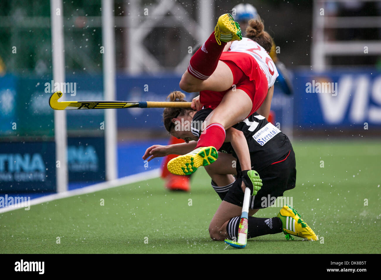 Tucuman, Argentine. 06Th Dec, 2013. L'Angleterre contre l'Allemagne, les femmes du monde de Hockey League, Tucuman, en Argentine. Club Gimnasia y Natacion. - OWSLEY Lily est abordé et faible survole le defender : Action Crédit Plus Sport/Alamy Live News Banque D'Images