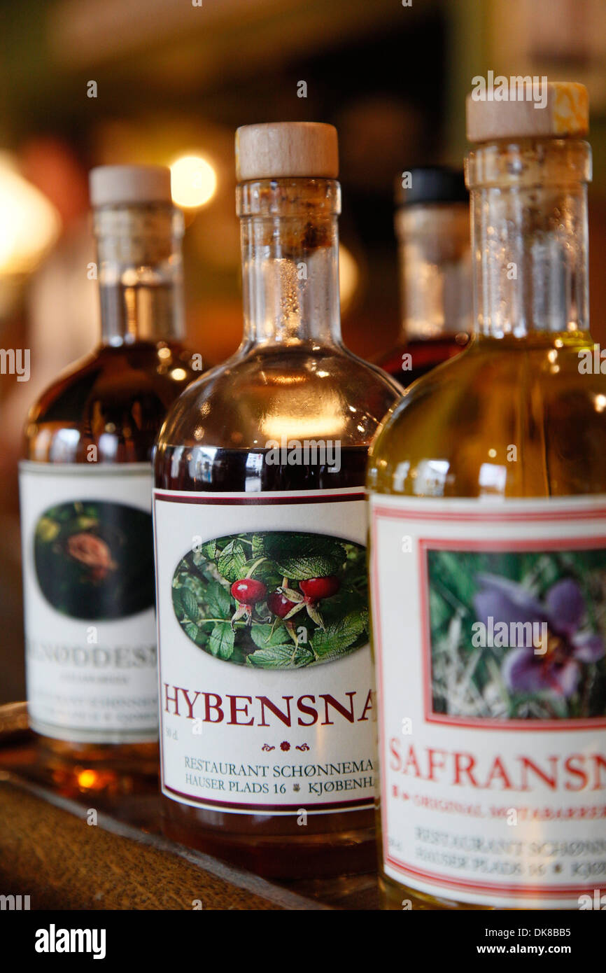 Des bouteilles produites localement se mette à Schonnemann Restaurant servant une cuisine danoise, Copenhague, Danemark Banque D'Images