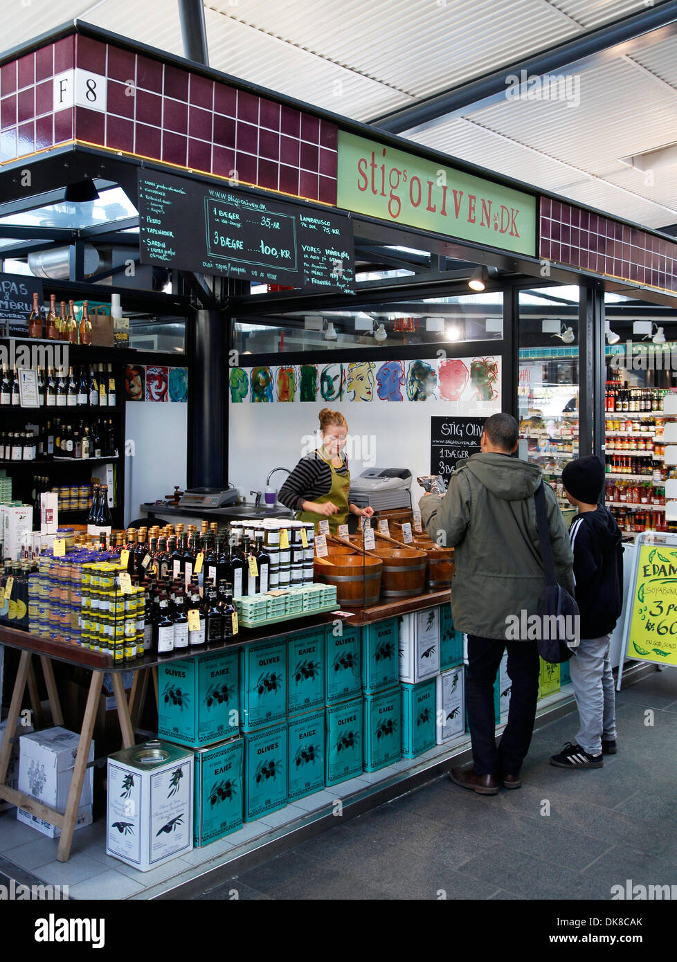 Boutiques dans l'Olives Torvehallerne, le nouveau marché alimentaire a ouvert en septembre 2011 à Israels Plads, Copenhague, Danemark. Banque D'Images