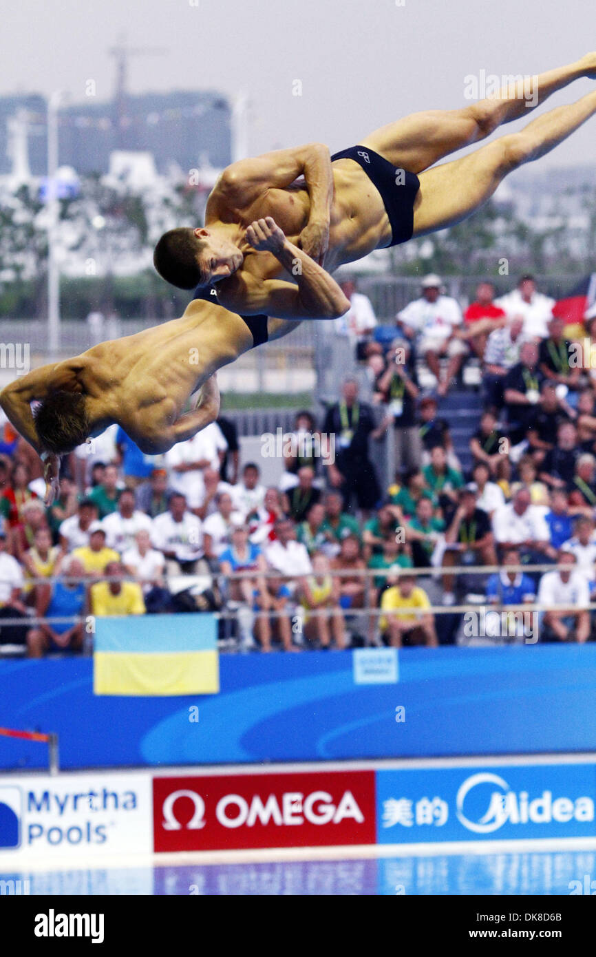 19 juillet 2011 - Shanghai, Chine - OLEKSANDR GORSHKOVOZOV et OLEKSIY PRYGOROV d'Ukraine part aux finales de la Men's 3 mètres tremplin synchronisé à la compétition de plongée du monde de la FINA à Shanghai. (Crédit Image : © Breningstall ZUMAPRESS.com)/Jeremy Banque D'Images