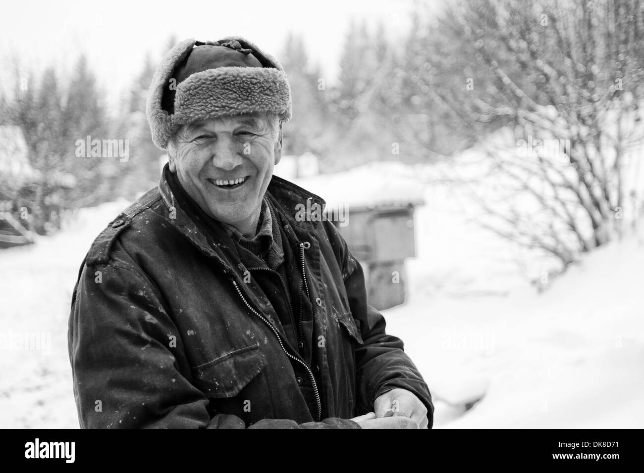 Vieil homme carpenter en hiver Banque D'Images