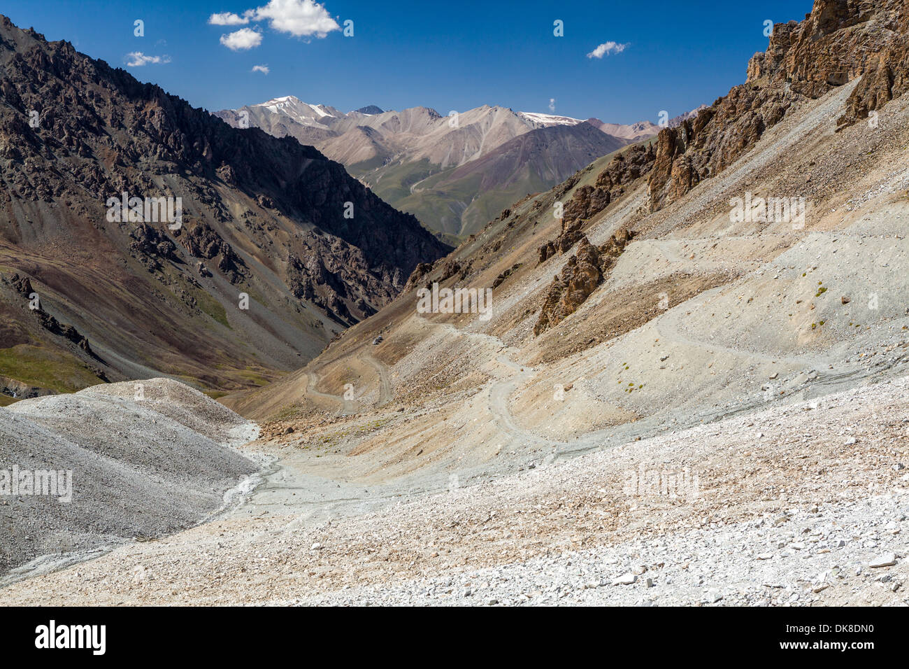 Route de montagne de torsion. Kirghizistan Banque D'Images