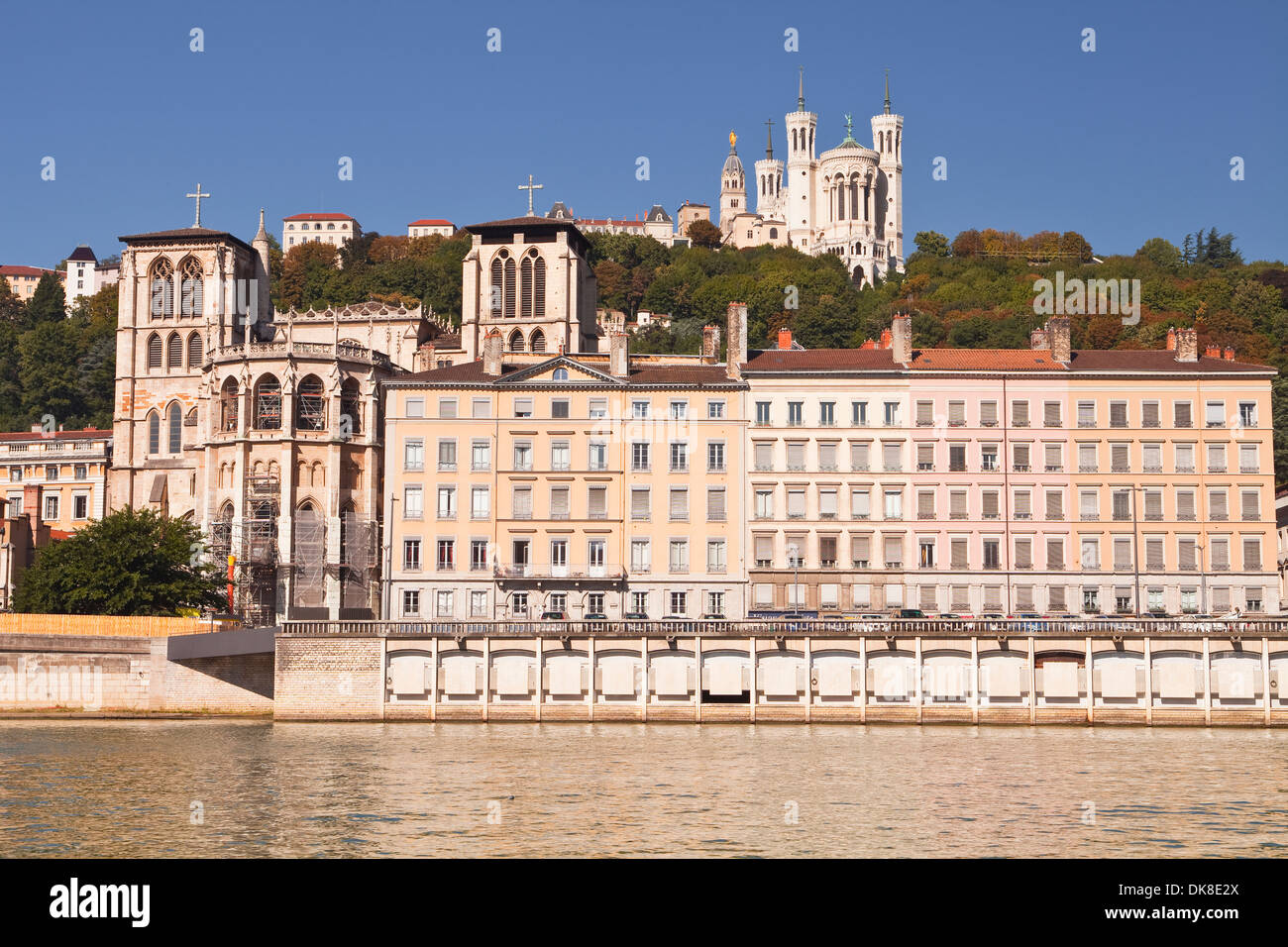 Vieux Lyon et la Saône. Notre dame de Fourvière peut être vu sur la colline. Banque D'Images