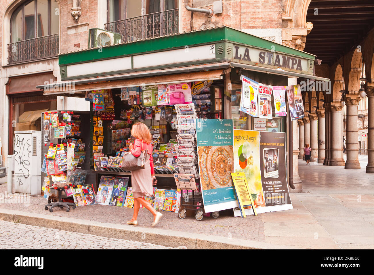 Un newstand au coin d'une rue de Turin. Banque D'Images