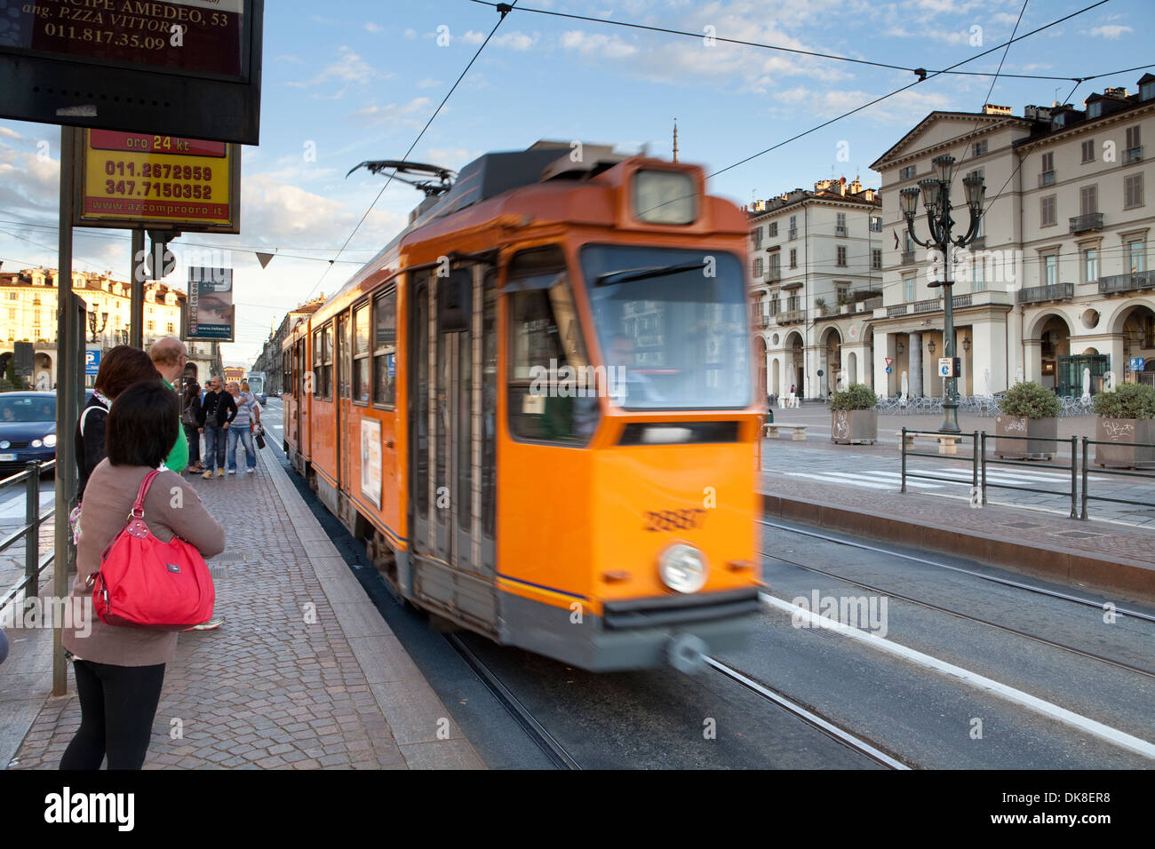 Les gens à bord d'un tram sur la Piazza Vittorio Veneto, Turin, Italie. Banque D'Images