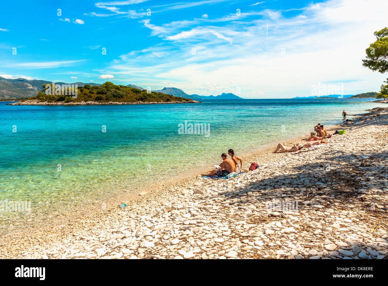 Les touristes sur une plage, l'île de Badija, Croatie Banque D'Images