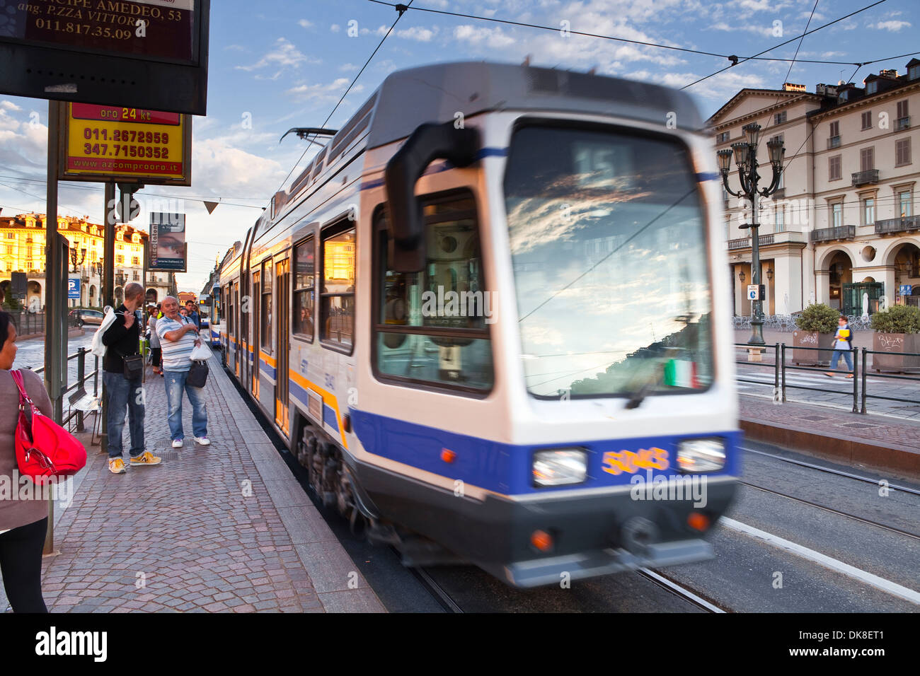 Les gens à bord d'un tram sur la Piazza Vittorio Veneto. Banque D'Images