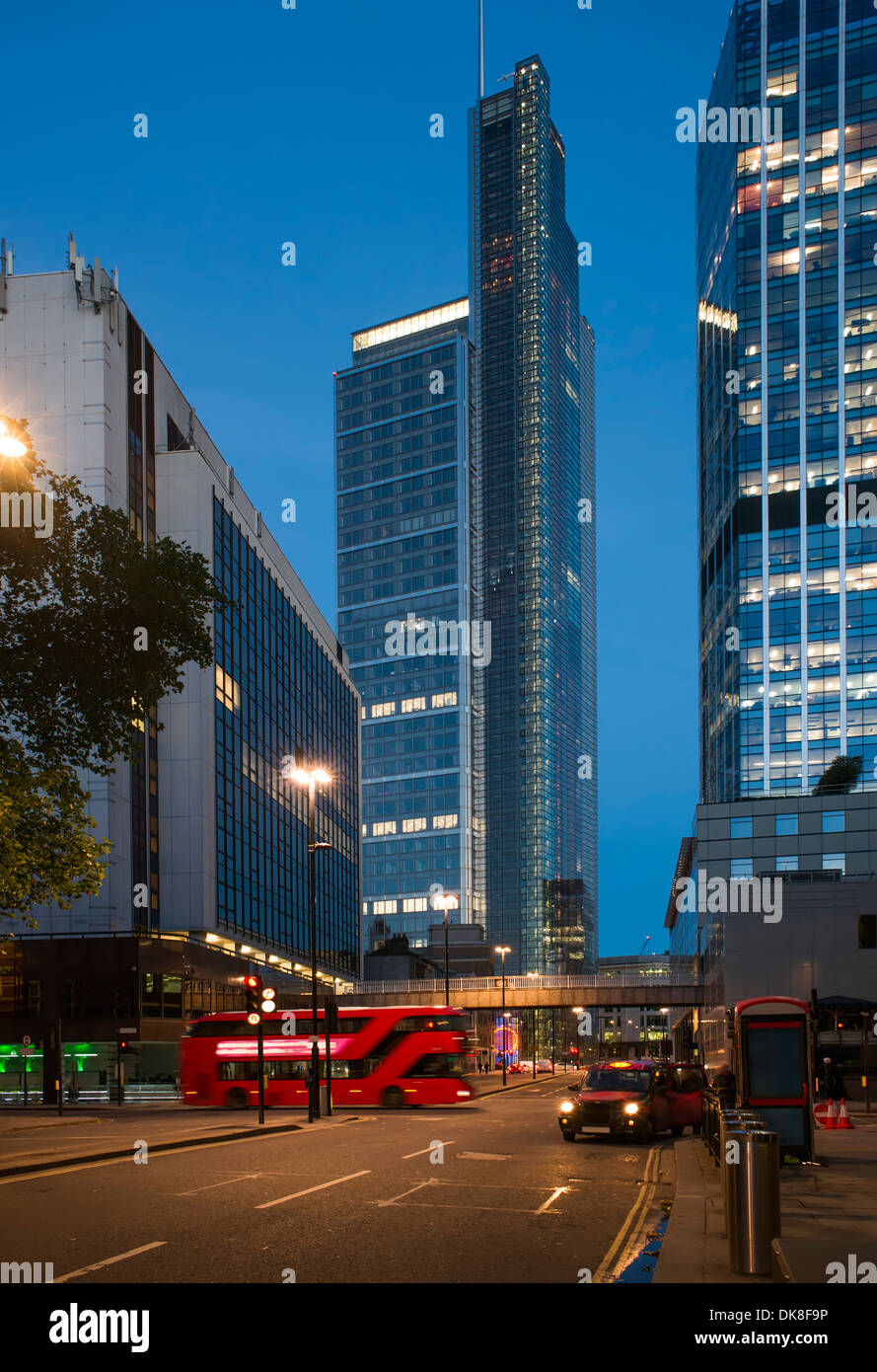 Red Bus dans City of London. Nuit dans City of London Banque D'Images