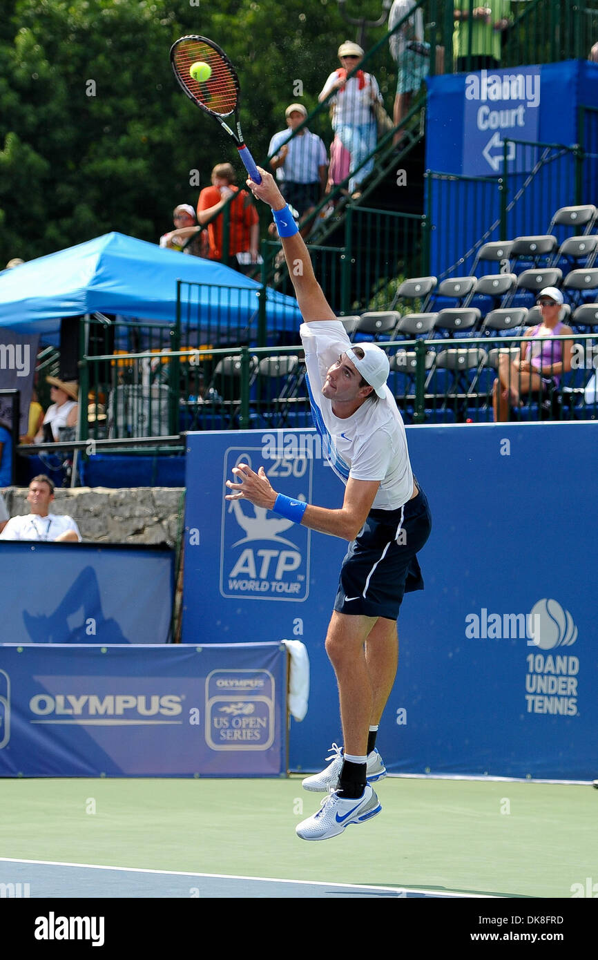 22 juillet 2011 - Norcross, Georgie, États-Unis d'Amérique - John Isner (USA) hits Un puissant premier purger encore Yen-Hsun Lu (TPE) pendant leur quart de match. John Isner a battu Yen-Hsun Lu en 5 sets 6-1, 6-2 en quart de finale vendredi en action l'Atlanta au Championnat de Tennis Racquet Club du Sud à Norcross, GA. (Crédit Image : © David Douglas/Southcreek Banque D'Images