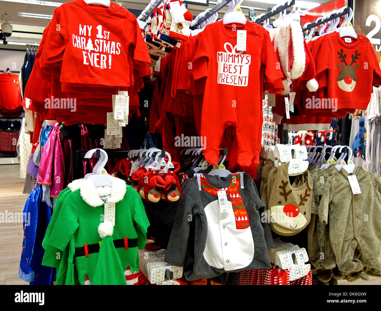 Noël conception de vêtements de bébé dans un magasin Tesco, UK Banque D'Images