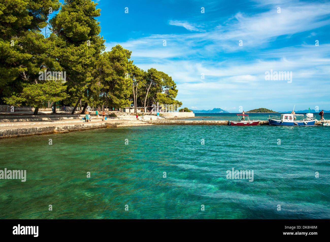 Petit port pour les bateaux-taxis sur l'île de Badija, Croatie Banque D'Images