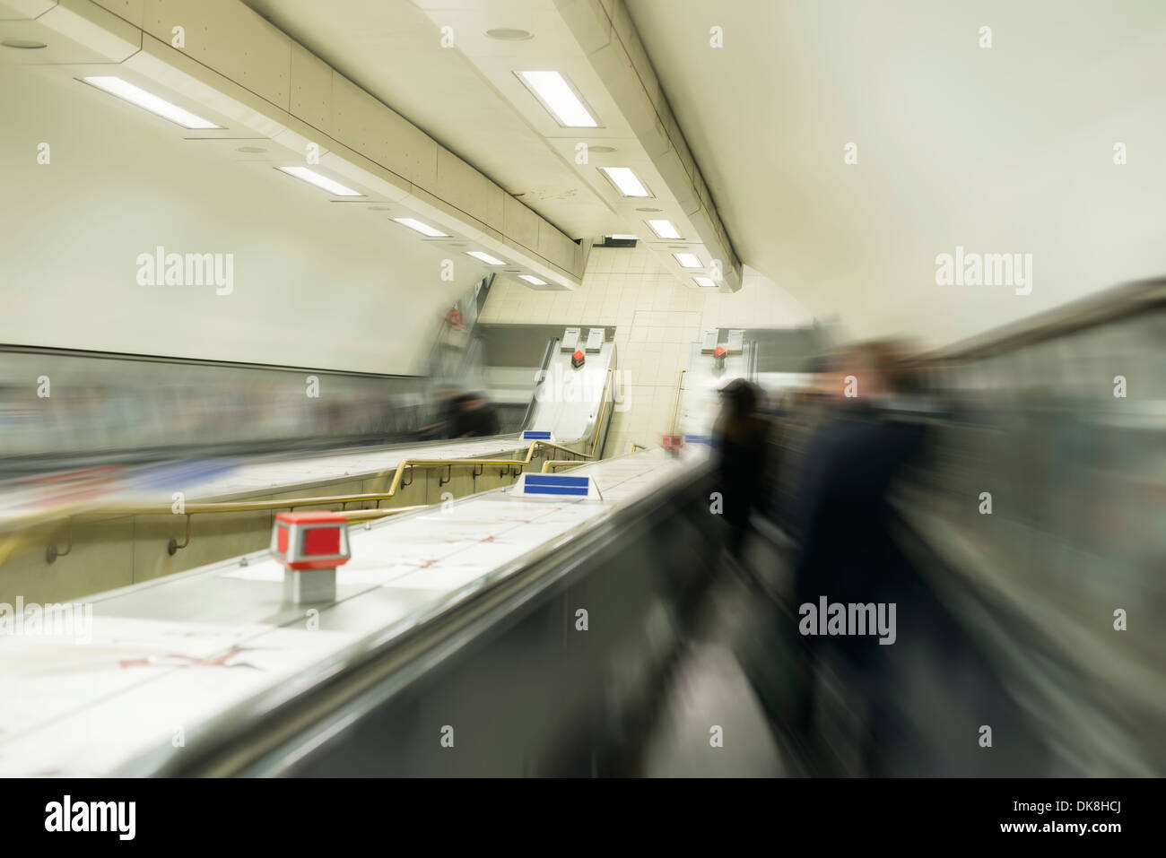 Le métro de Londres. Les personnes voyageant sur l'escalator dans le métro Banque D'Images
