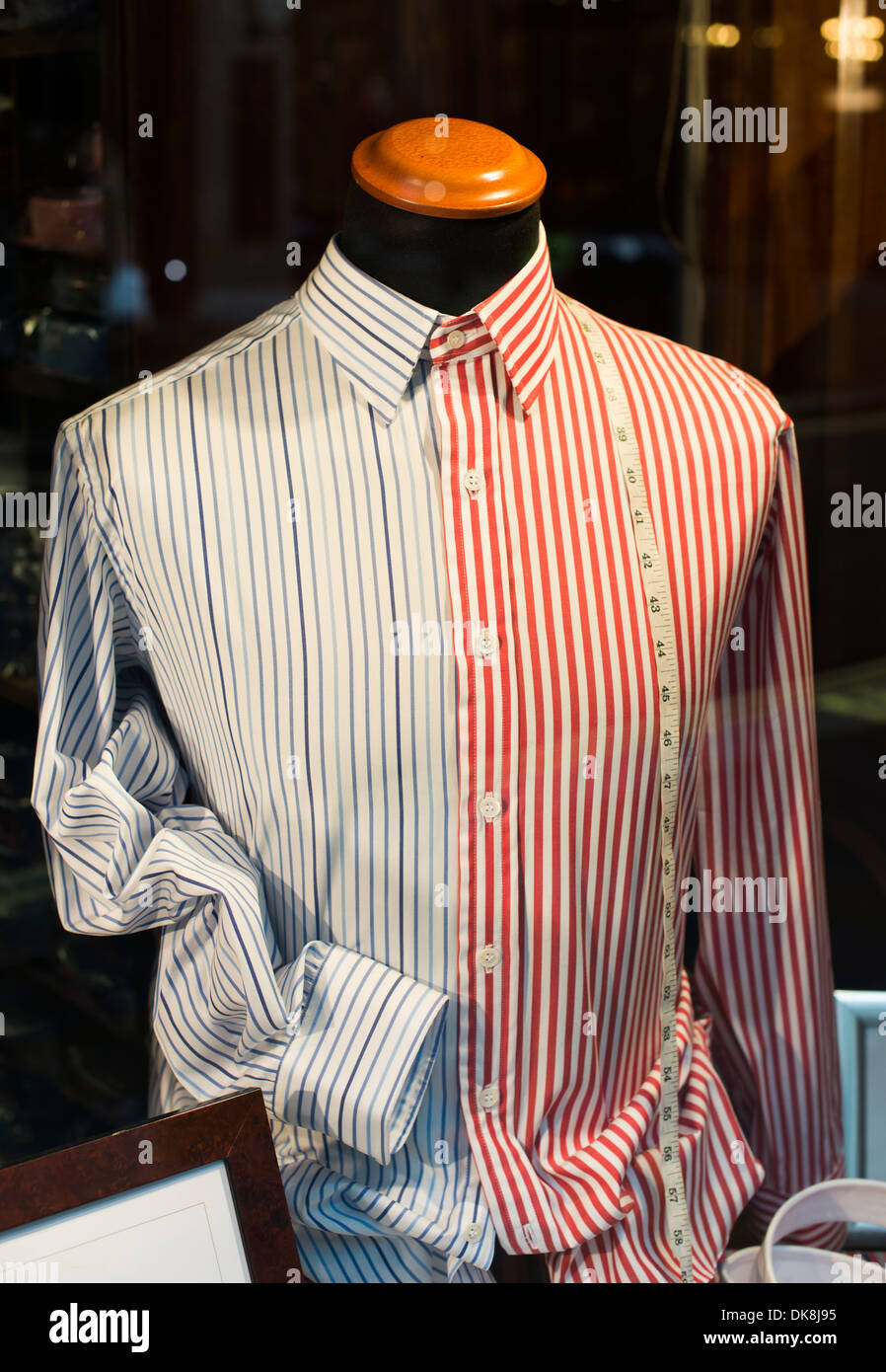 Mannequin et shirt dans un magasin. Ruban de couture Banque D'Images