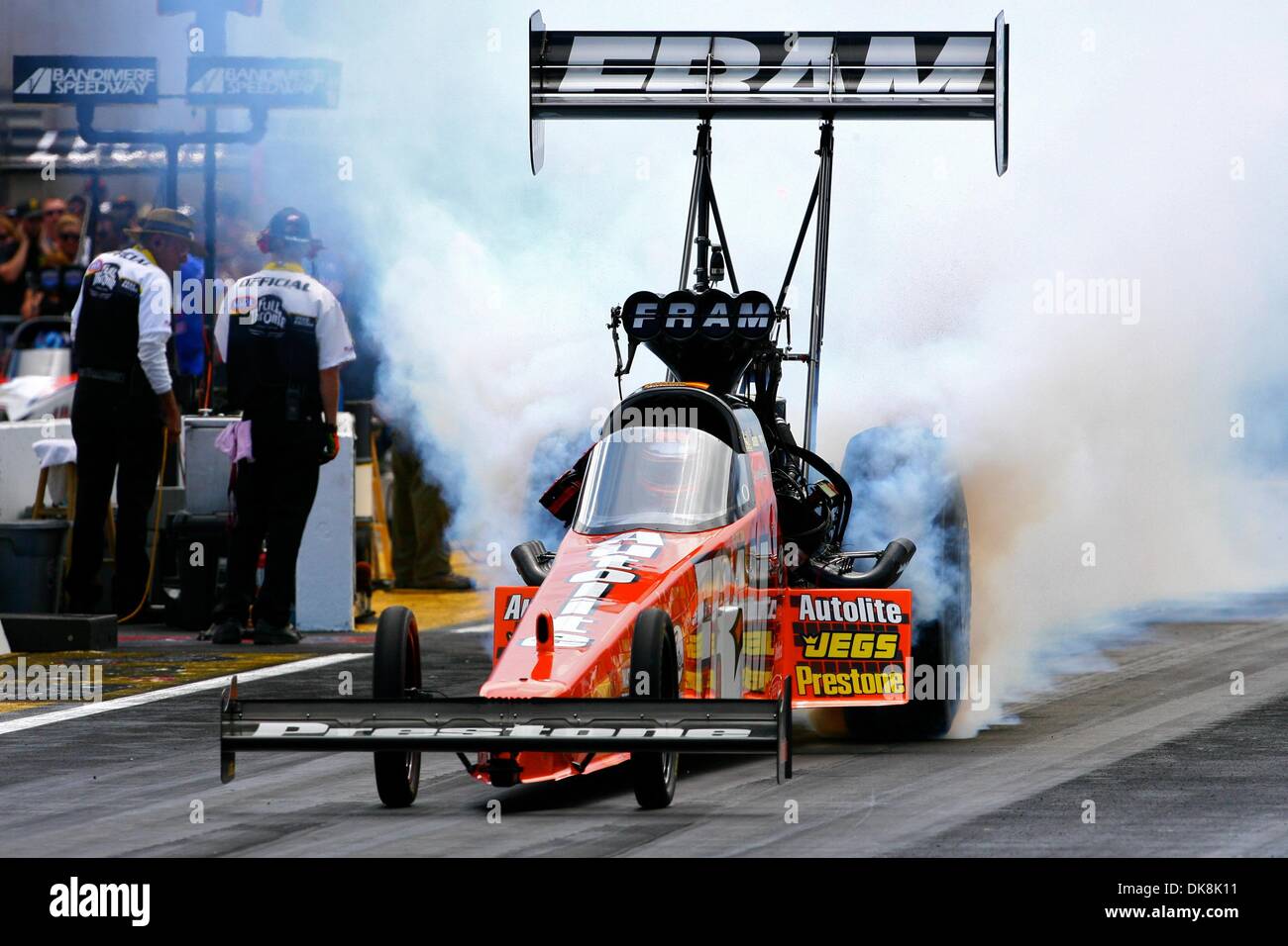 24 juillet 2011 - Morrison, Colorado, États-Unis - Spencer Massey pilote pour FRAM PRESTONE/TF DSR n'ÉQUIPE un burnout au cours des éliminations à la 32e Assemblée annuelle du MOPAR Mile-High NHRA ressortissants à Bandimere Speedway dans Morrison, CO. (crédit Image : © Isaiah Downing/global/ZUMApress.com) Southcreek Banque D'Images