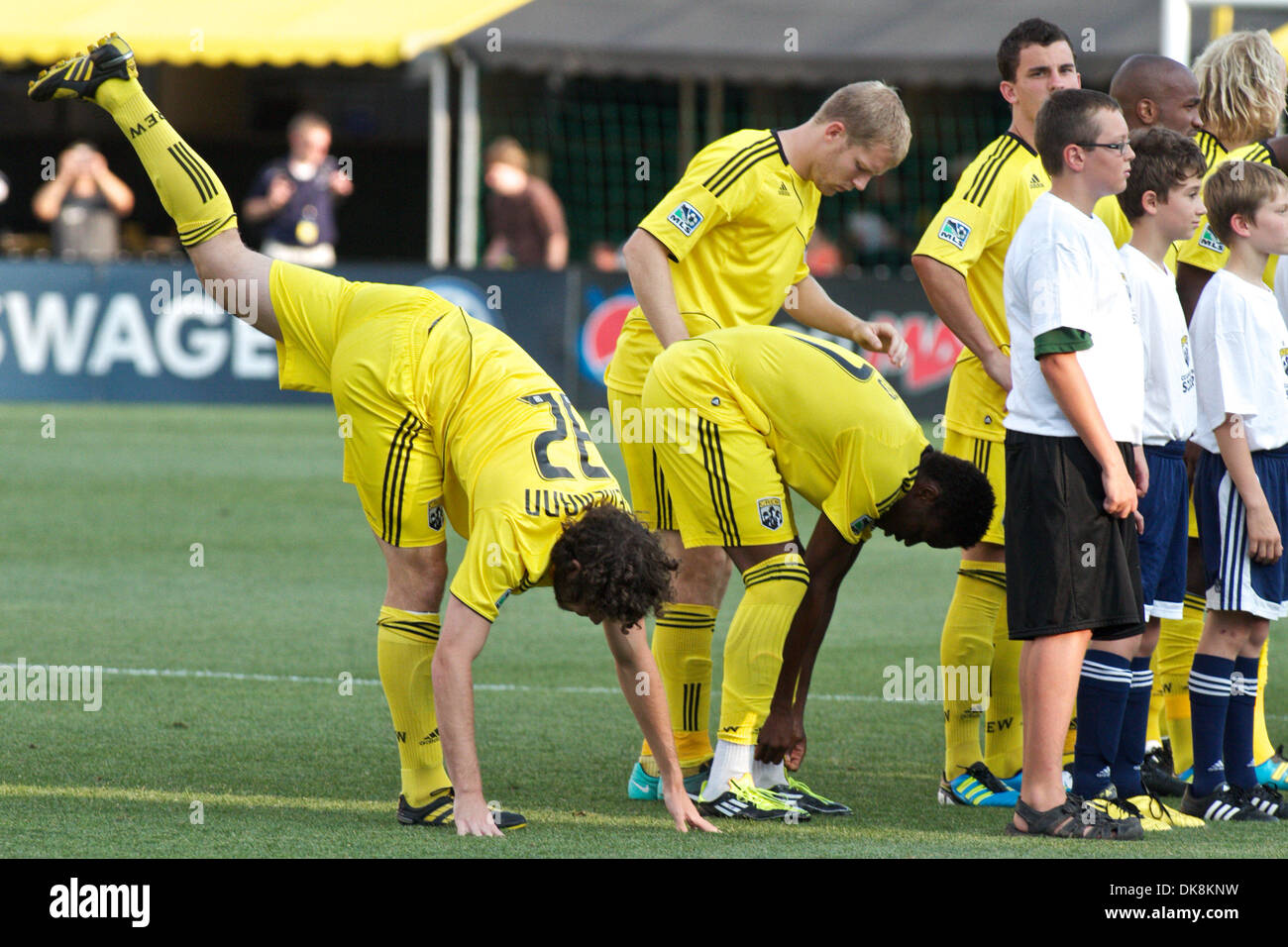 Le 26 juillet 2011 - Columbus, Ohio, États-Unis - Columbus Crew l'avant Tom Heinemann (32) terrain Emmanuel Ekpo (17) et le milieu de terrain Kevin Burns (15) réchauffer avant le match entre Newcastle United FC et Columbus Crew Stadium, l'équipage à Columbus, Ohio. Nouveau château United a battu Columbus 3-0. (Crédit Image : © Scott Stuart/ZUMAPRESS.com) Southcreek/mondial Banque D'Images