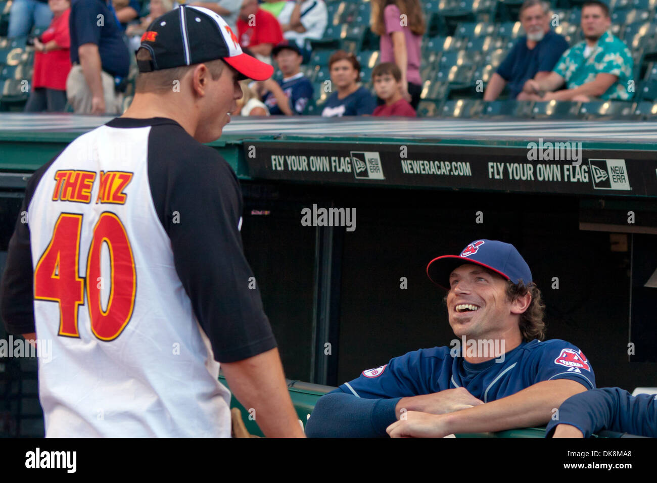 Le 26 juillet 2011 - Cleveland, Ohio, États-Unis - Superstar WWE - Mike Mizanin La Zim - chat avec les Indians de Cleveland droit fielder Travis Buck (28) avant de jeter la première cérémonie terrain avant le match de la Ligue Majeure de Baseball entre les Los Angeles Angels et les Indians de Cleveland au Progressive Field de Cleveland, Ohio. (Crédit Image : © Frank Jansky/global/ZUMAPRESS Southcreek.co Banque D'Images