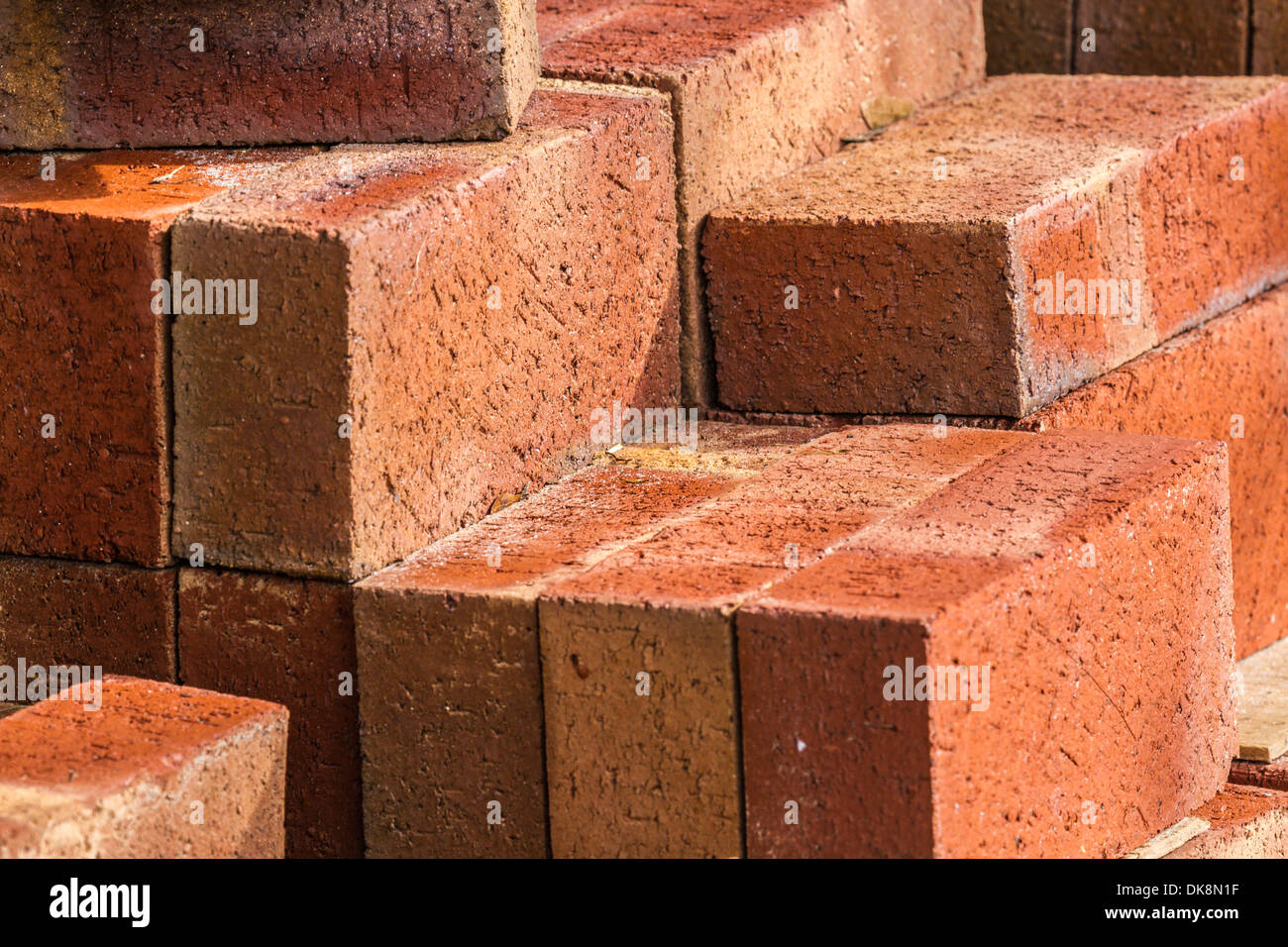 Pile de briques rouges formes formes angulaires géométriques abstraits Banque D'Images