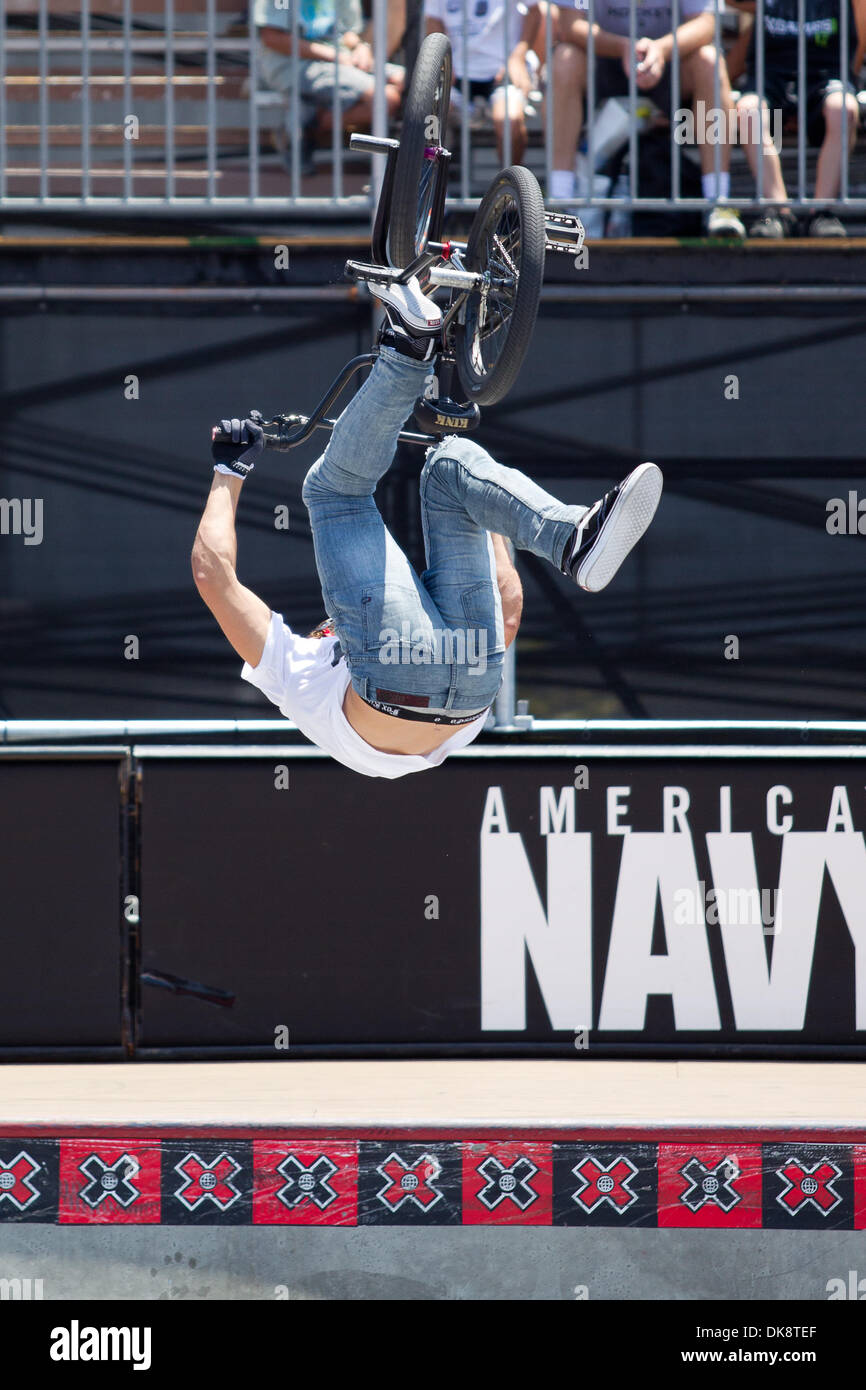 30 juillet 2011 - Los Angeles, Californie, États-Unis - Scotty Cranmer est concurrentiel dans le BMX Freestyle Park pour l'événement final A.L. Pont Vivre à Los Angeles, Californie. Cranmer a terminé 3e dans l'événement et se mérité la médaille de bronze. (Crédit Image : © Chris Hunt/ZUMApress.com) Southcreek/mondial Banque D'Images