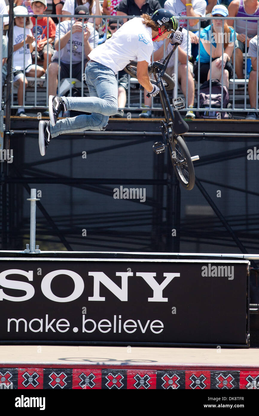 30 juillet 2011 - Los Angeles, Californie, États-Unis - Scotty Cranmer est concurrentiel dans le BMX Freestyle Park pour l'événement final A.L. Pont Vivre à Los Angeles, Californie. Cranmer a terminé 3e dans l'événement et se mérité la médaille de bronze. (Crédit Image : © Chris Hunt/ZUMApress.com) Southcreek/mondial Banque D'Images