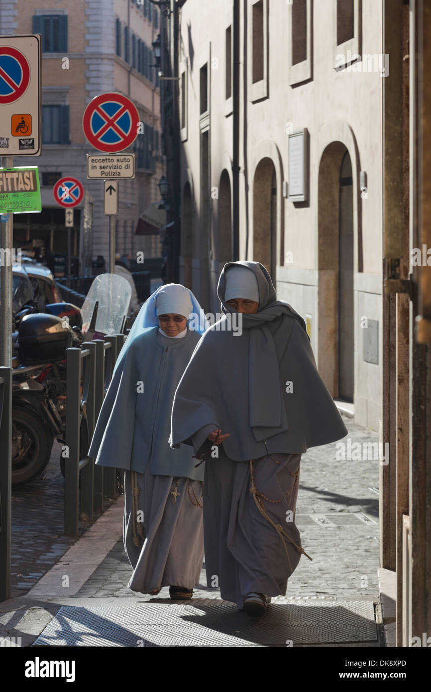 Deux religieuses marchant dans une rue dans le centre historique de Rome, Latium, Italie Banque D'Images