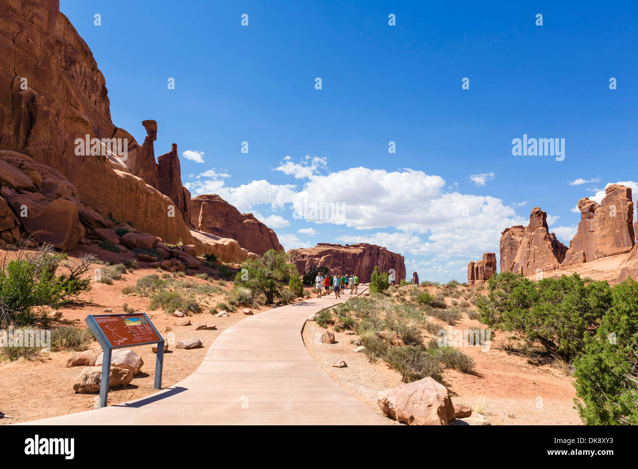 Les promeneurs sur la piste de Park Avenue, Arches National Park, Utah, USA Banque D'Images