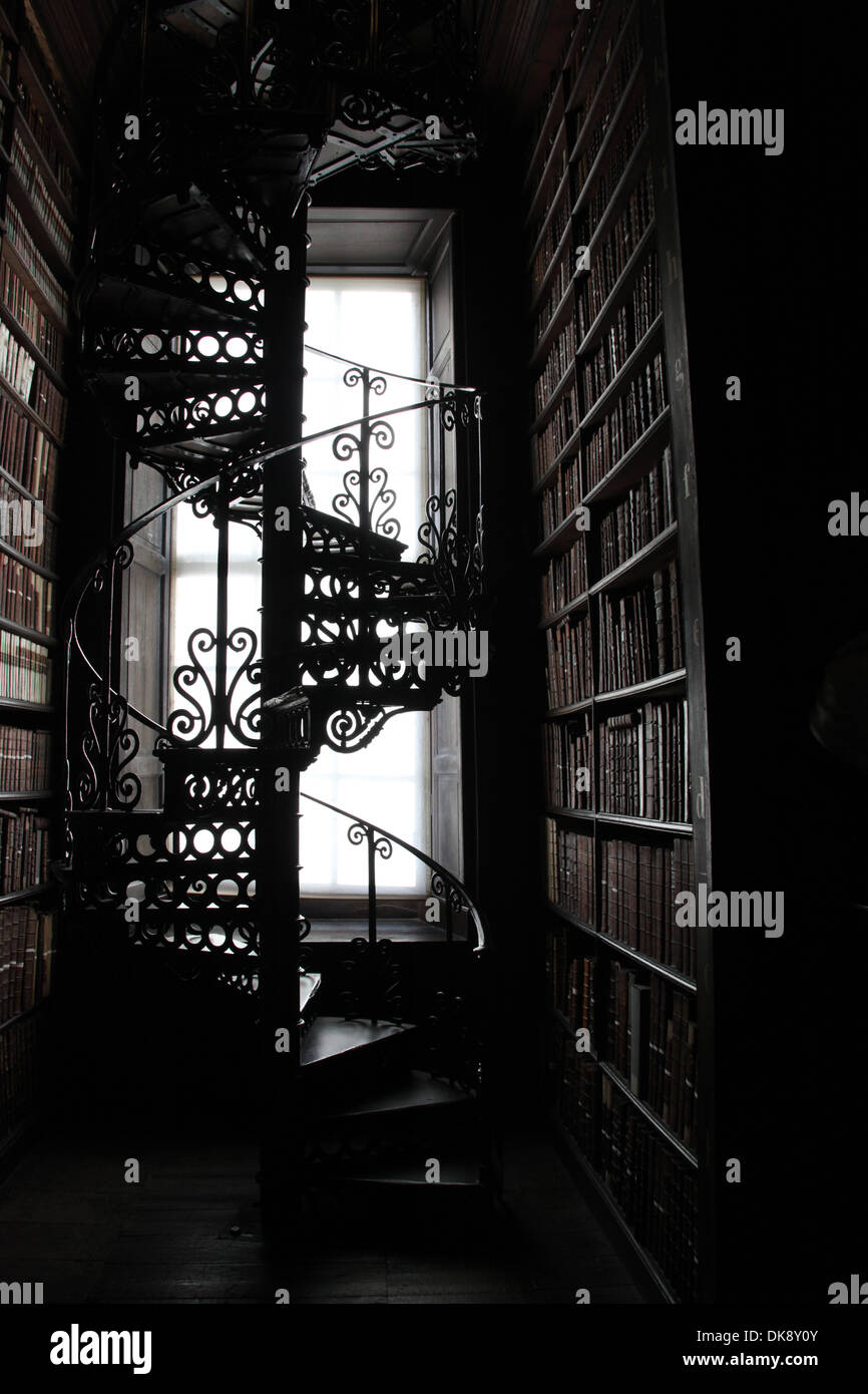 Étapes de la spirale de la bibliothèque de Trinity College à Dublin Banque D'Images