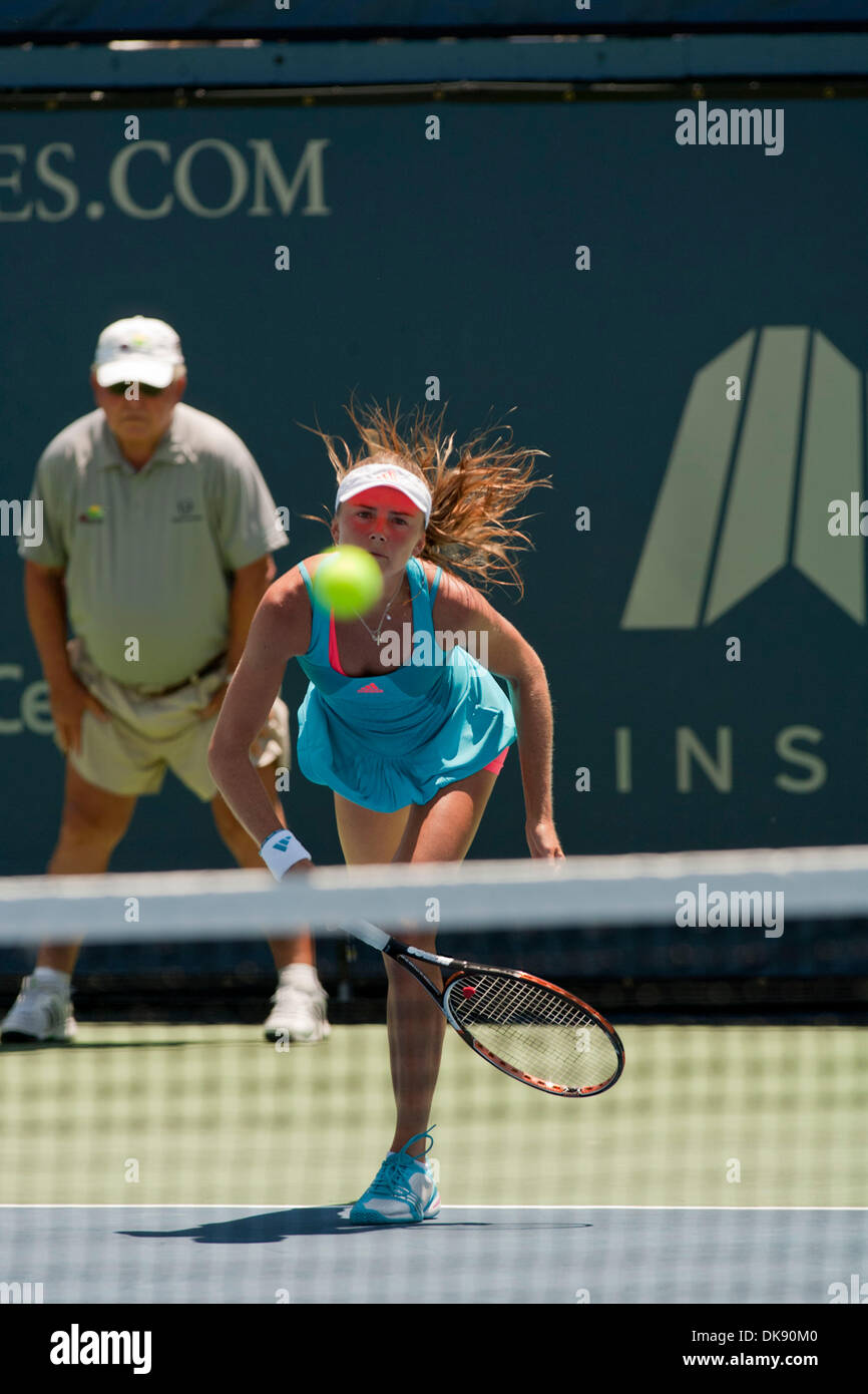 05 août, 2011 - San Diego, Californie, États-Unis - Daniela Hantuchova renvoie une balle au cours d'un point contre adversaire A. Radwanska dans le tournoi de tennis WTA Assurance Mercure s'est tenue à l'hôtel La Costa Resort et Spa. Radwanska a gagné le match de quart de finale de la femme 0-6 6-4 6-4. (Crédit Image : © Wally Nell/ZUMAPRESS.com) Banque D'Images