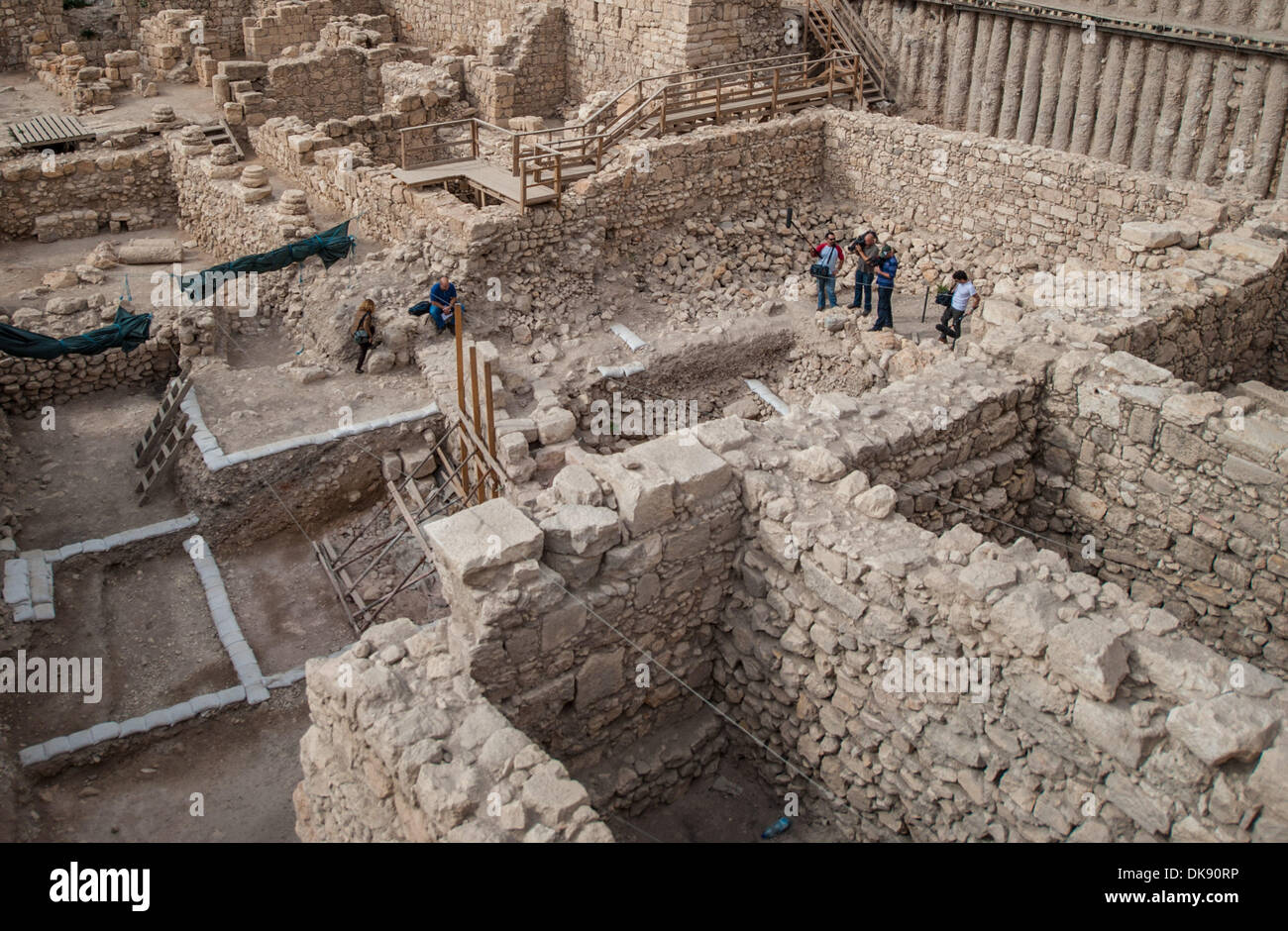 (131204) -- Jérusalem, le 4 décembre 2013 (Xinhua) -- Les médias Les journalistes faire un avec des restes d'un édifice de la période hasmonéenne (C) à des fouilles archéologiques dans la ville de David, Jérusalem, le 3 décembre 2013. Au cours des derniers mois, les vestiges d'un bâtiment impressionnant à partir de la période hasmonéenne (deuxième siècle avant J.-C.) ont été mis au jour dans les fouilles de l'Israel Antiquities Authority a été mise en scène dans la Giv'ati de stationnement, situé dans la ville de David dans les murs autour de Jérusalem Parc National. Le bâtiment se distingue quatre mètres de haut et couvre une superficie de 64 mètres carrés. Outre plusieurs vestiges de Banque D'Images