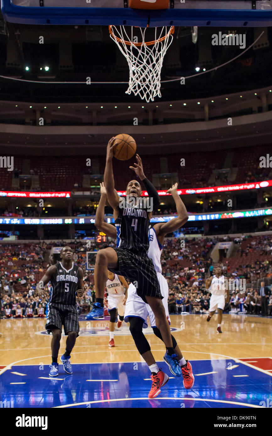 Philadelphie, Pennsylvanie, USA. 19Th Mar, 2013. Orlando Magic Arron Afflalo shooting guard (4) va jusqu'à la tournée pendant le jeu entre la NBA Orlando Magic et les Philadelphia 76ers au Wells Fargo Center de Philadelphie, Pennsylvanie. Christopher (Szagola/Cal Sport Media) Credit : csm/Alamy Live News Banque D'Images