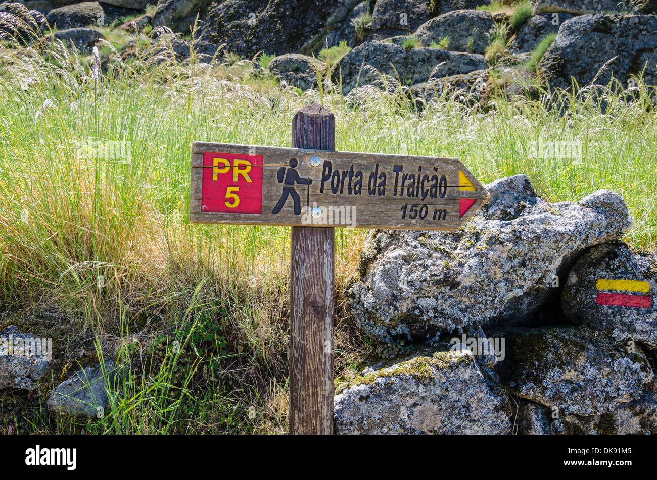 Inscrivez-vous pour le post Porta da Traicao sur rochers Trail, un circuit de marche à Monsanto, Portugal Banque D'Images