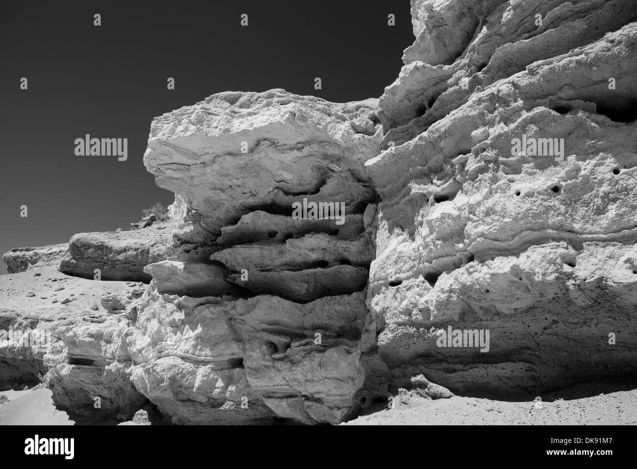 Rock des modèles dans une falaise du désert érodé en noir et blanc. Banque D'Images