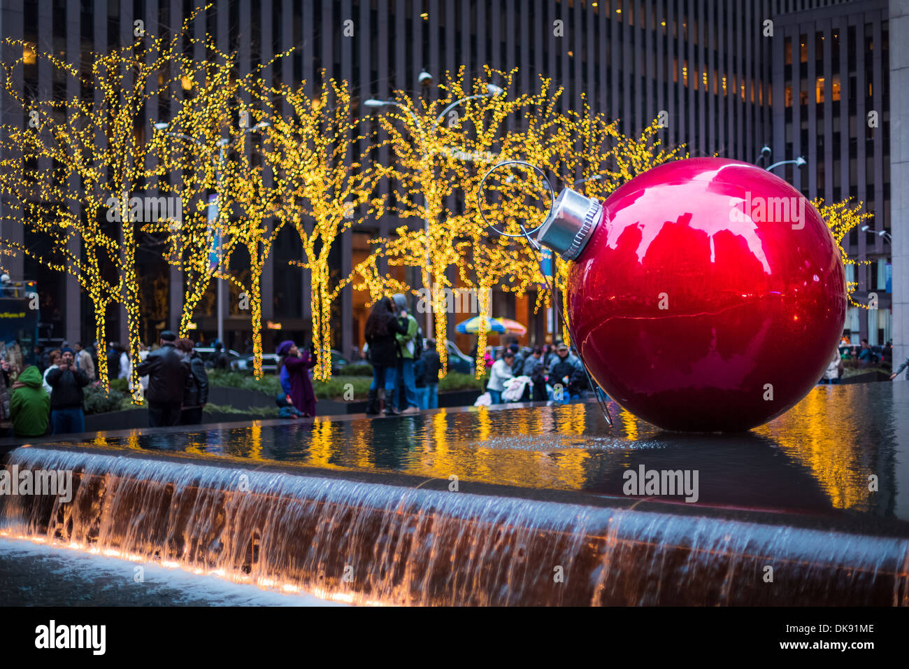Ornement de Noël géant à 1251 Sixth Avenue le 25 décembre 2012 à New York. Banque D'Images