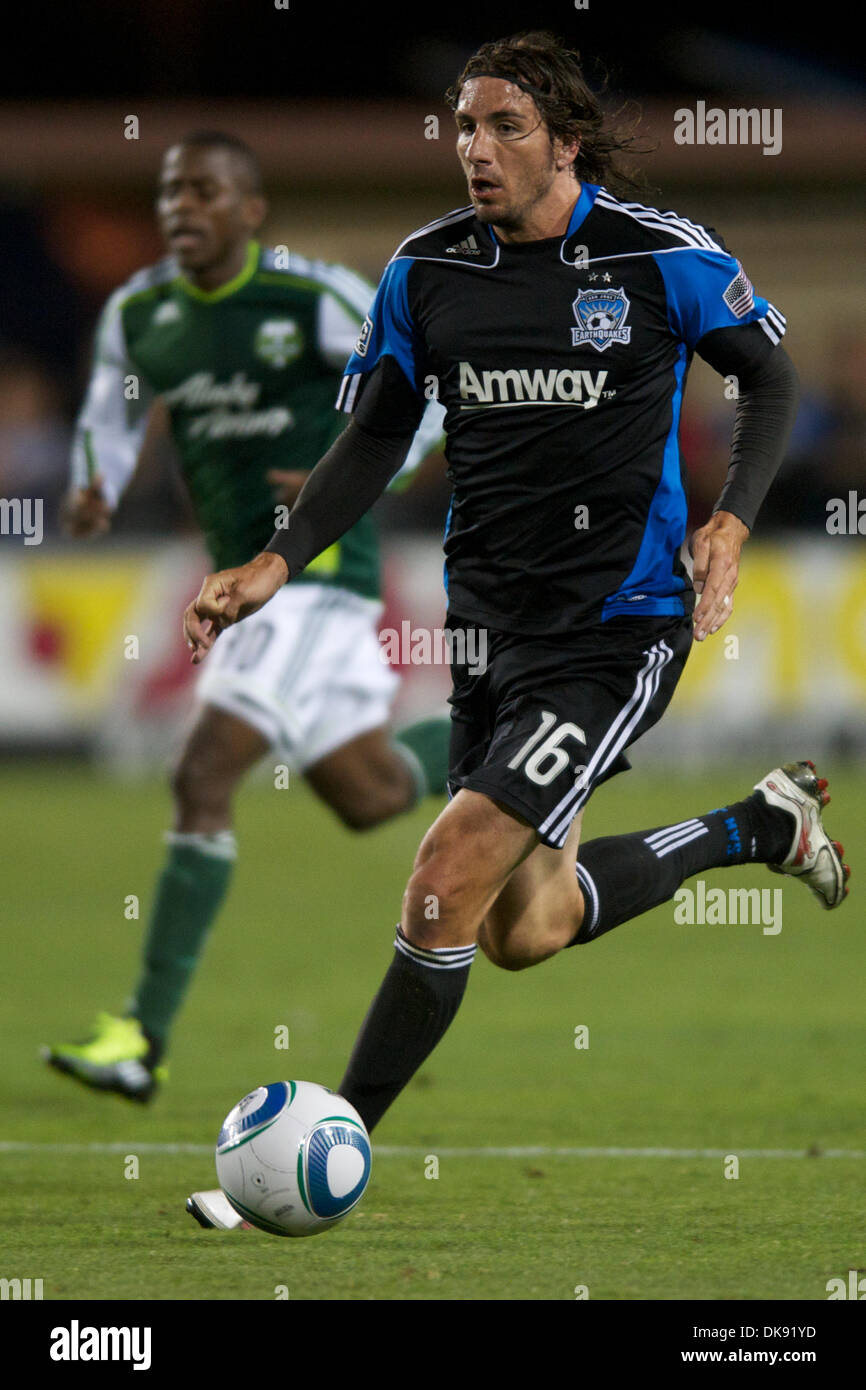 Le 6 août, 2011 - Santa Clara, Californie, États-Unis - les tremblements de terre de l'avant Alan Gordon (16) Recherche pour l'espace au cours de la correspondance entre le MLS San Jose Earthquakes et les Timbers de Portland au Buck Shaw Stadium de Santa Clara, CA. Les équipes se sont installés pour un match nul. (Crédit Image : © Matt Cohen/ZUMAPRESS.com) Southcreek/mondial Banque D'Images