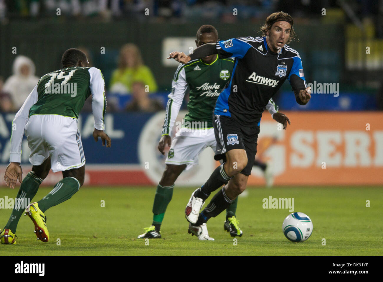 Le 6 août, 2011 - Santa Clara, Californie, États-Unis - les tremblements de terre de l'avant Alan Gordon (16) Recherche pour l'espace au cours de la correspondance entre le MLS San Jose Earthquakes et les Timbers de Portland au Buck Shaw Stadium de Santa Clara, CA. Les équipes se sont installés pour un match nul. (Crédit Image : © Matt Cohen/ZUMAPRESS.com) Southcreek/mondial Banque D'Images