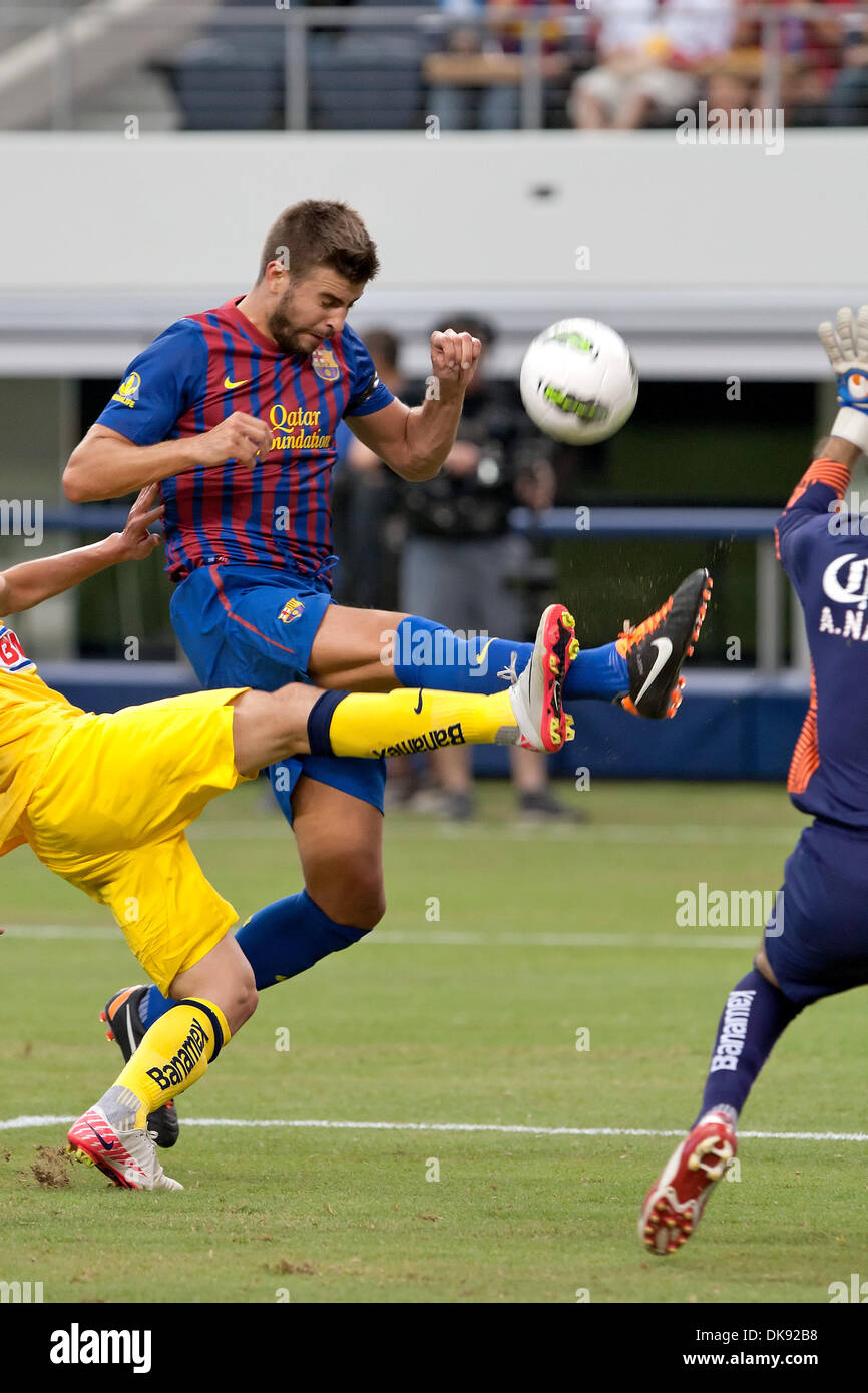 6 août 2011 - Arlington, Texas, US - FC Barcelone défenseurs Gerard Pique (3) prend un tir au but au cours de la World Football Challenge 2011 Herbalife. Le FC Barcelone mène 1-0 à la mi-temps. (Crédit Image : © Andrew Dieb/global/ZUMAPRESS.com) Southcreek Banque D'Images