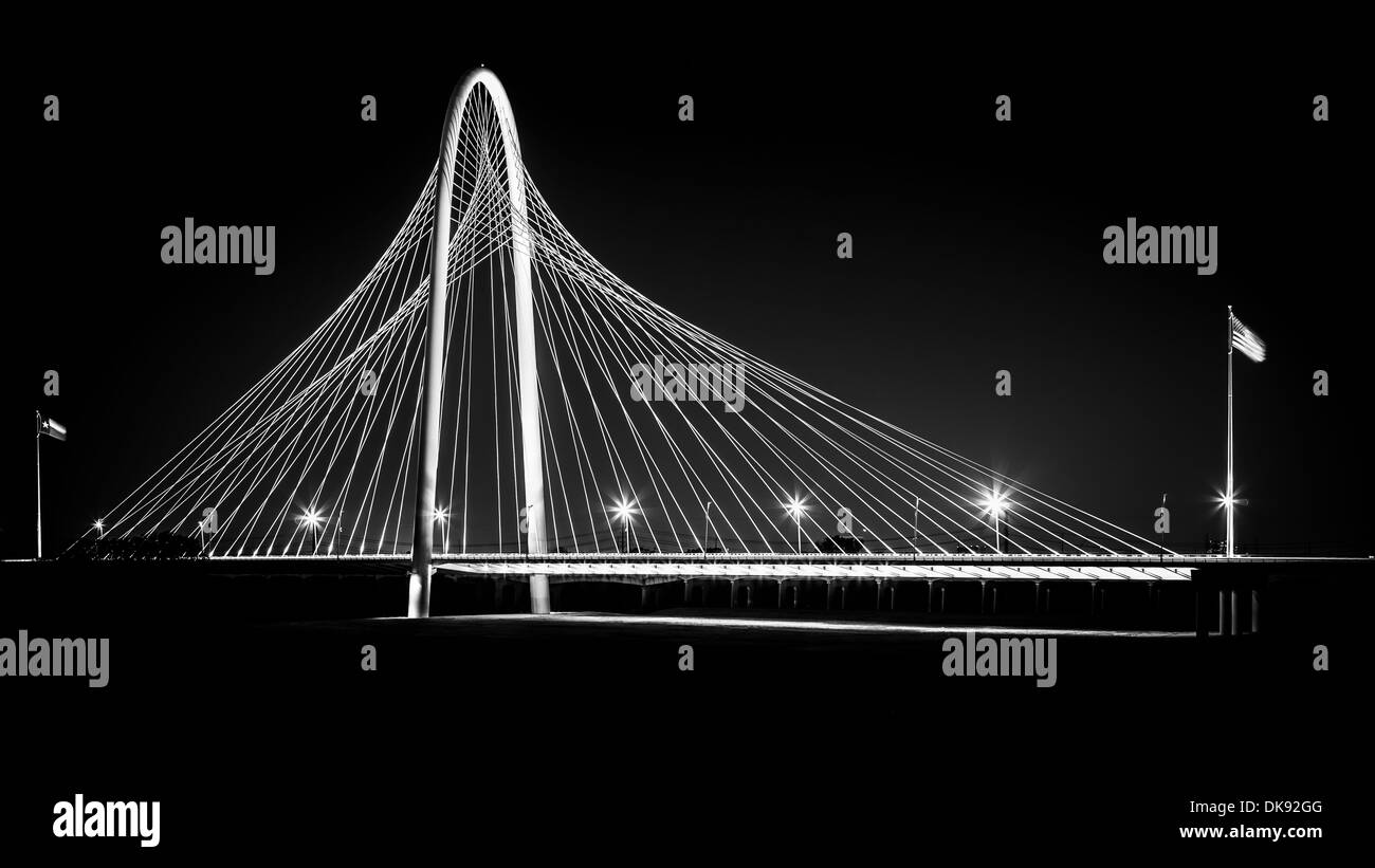 Margaret Hunt Hill bridge by night à Dallas, USA. Banque D'Images