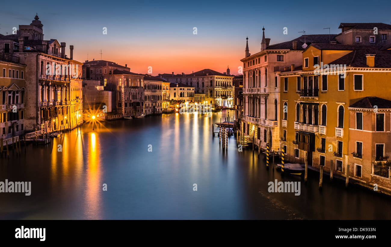 Grand Canal au crépuscule à Venise, Italie vue du Ponte dell'Accademia. Banque D'Images