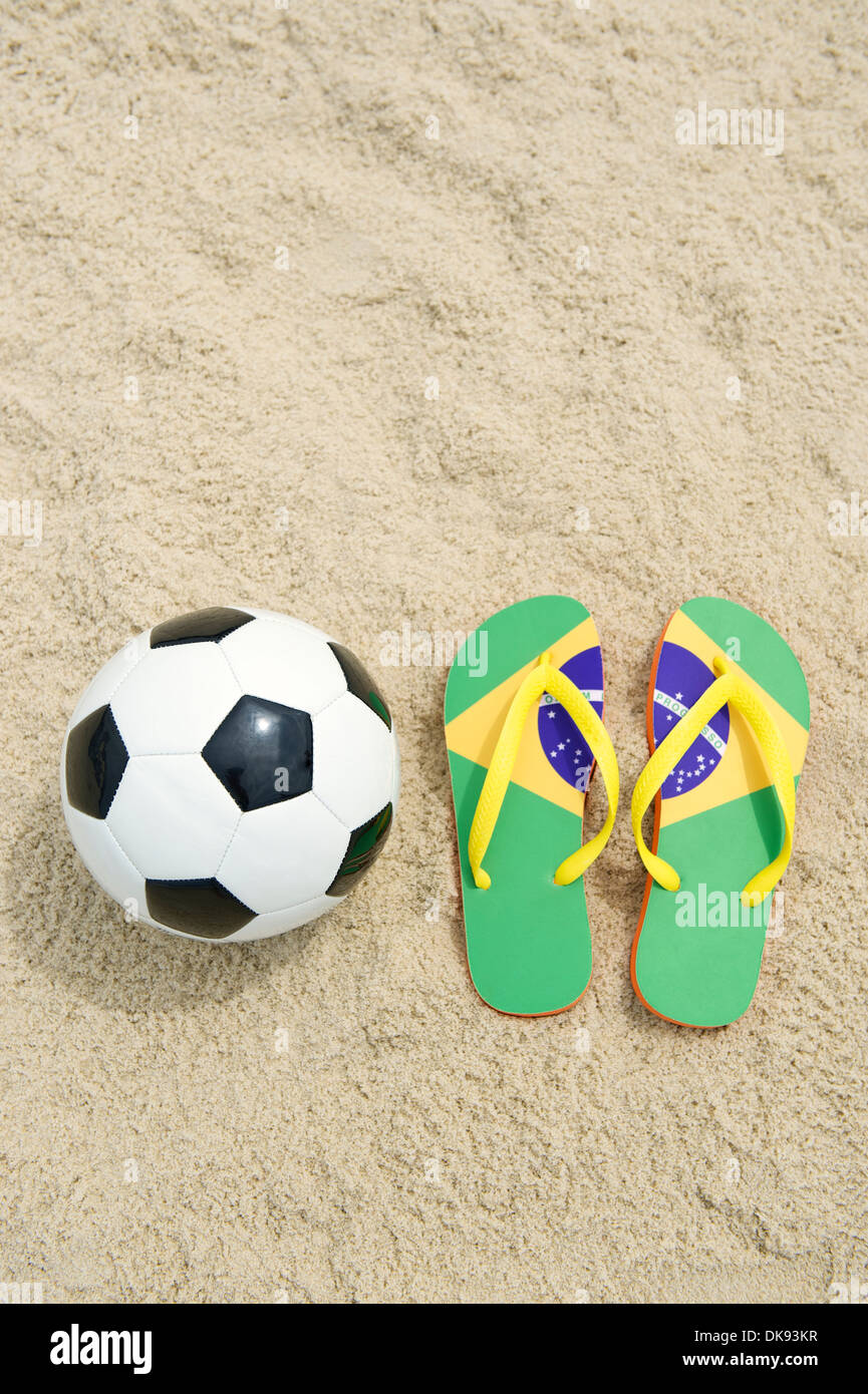 La culture brésilienne se résume en ballon de soccer le football et les tongs sur le sable de plage Rio moelleux Banque D'Images