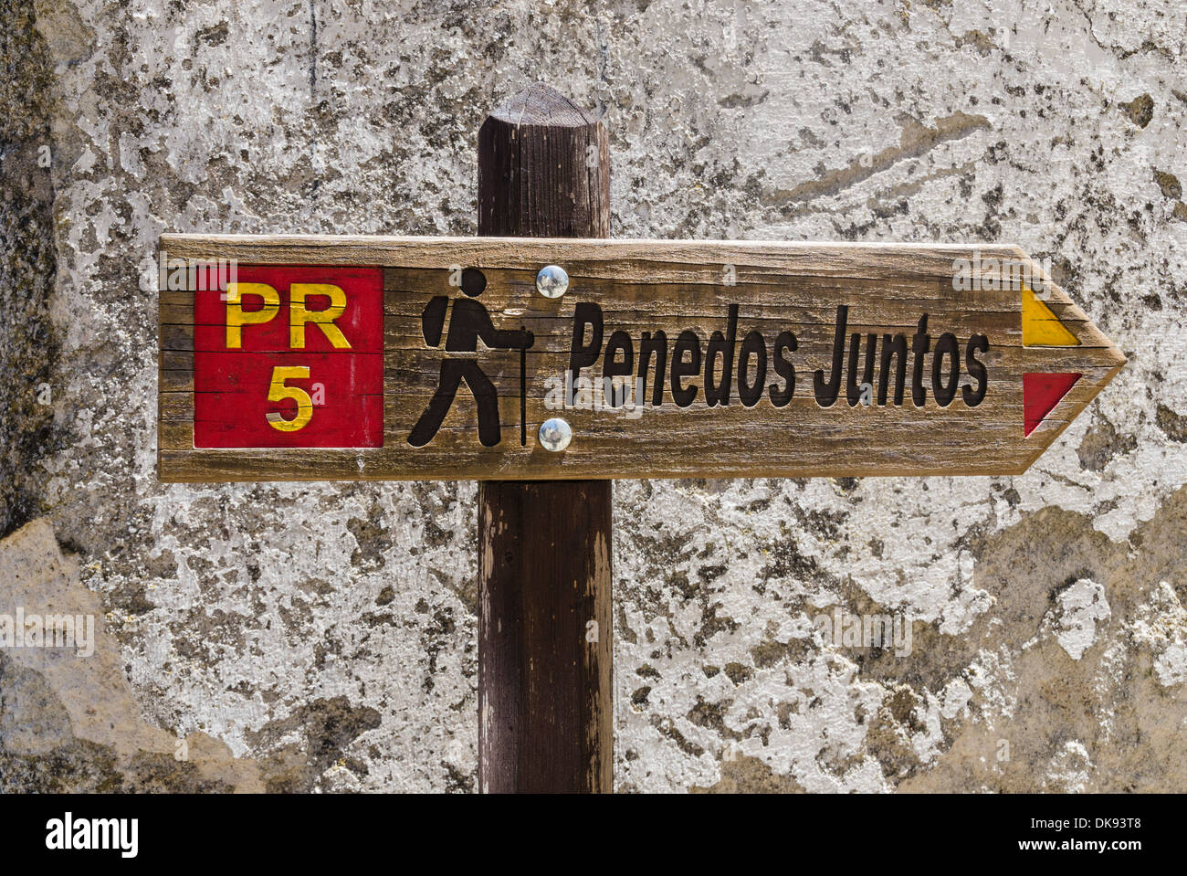 Signer pour le sentier des rochers, un circuit de marche à Monsanto, Portugal Banque D'Images