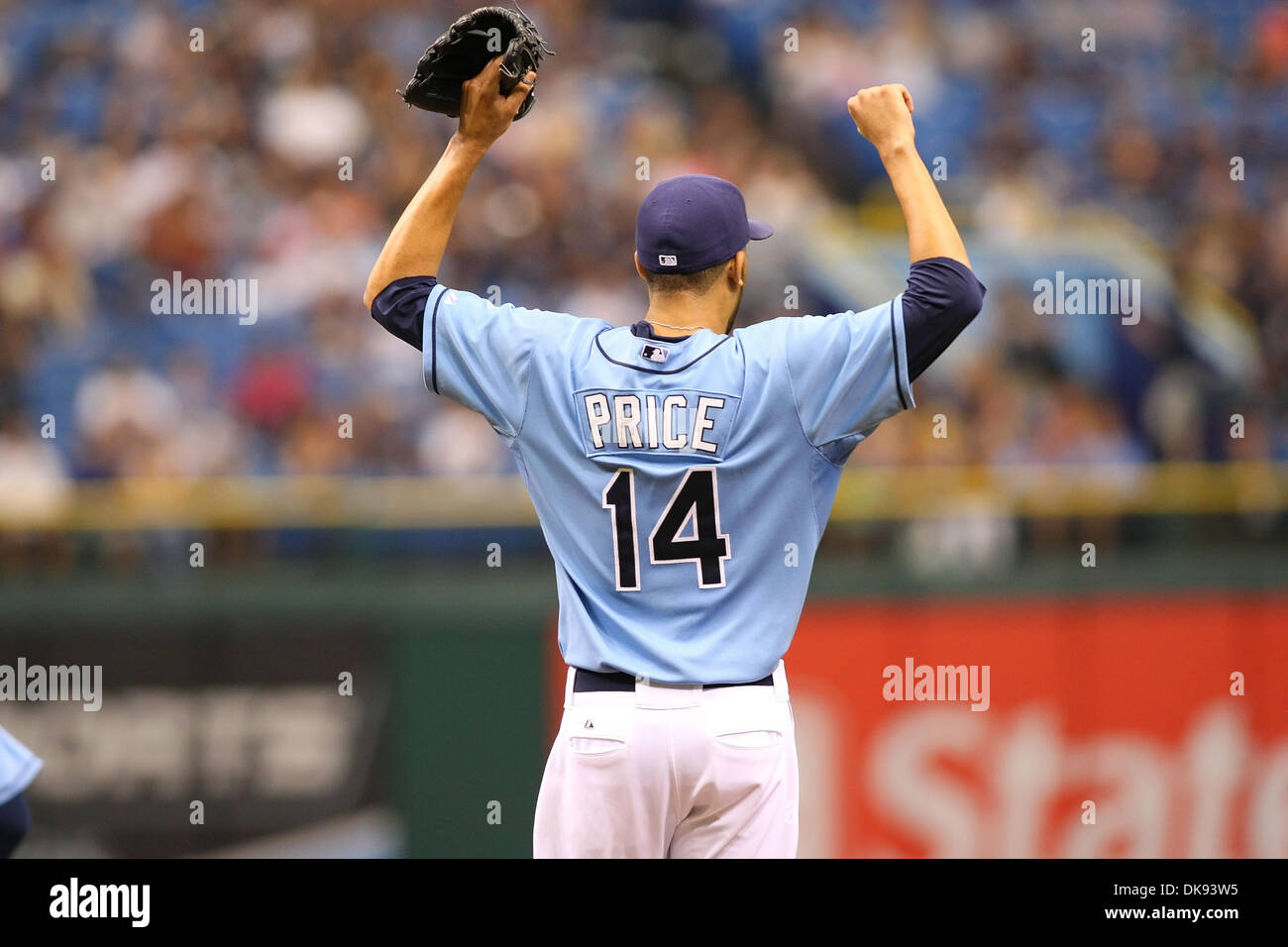 7 août 2011 - St.Petersburg, Floride, États-Unis - Rays de Tampa Bay le lanceur partant David Price (14) s'étend avant le match entre les Rays de Tampa Bay et Oakland Athletics au Tropicana Field. Le plomb rayons 1 Athlétisme - 0 (Crédit Image : © Luke Johnson/ZUMApress.com) Southcreek/mondial Banque D'Images