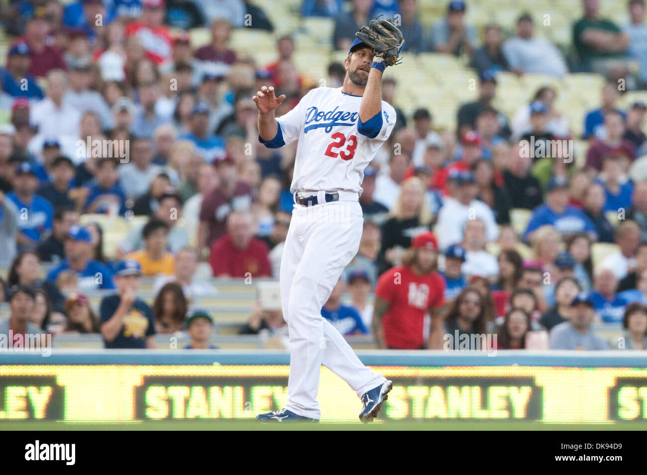 Le 8 août, 2011 - Los Angeles, Californie, États-Unis - Los Angeles Dodgers de troisième but Casey Blake # 23 captures un pop fly lors de la partie de baseball de ligue majeure entre les Philadelphia Phillies et les Dodgers de Los Angeles au Dodger Stadium. (Crédit Image : © Brandon Parry/global/ZUMAPRESS.com) Southcreek Banque D'Images