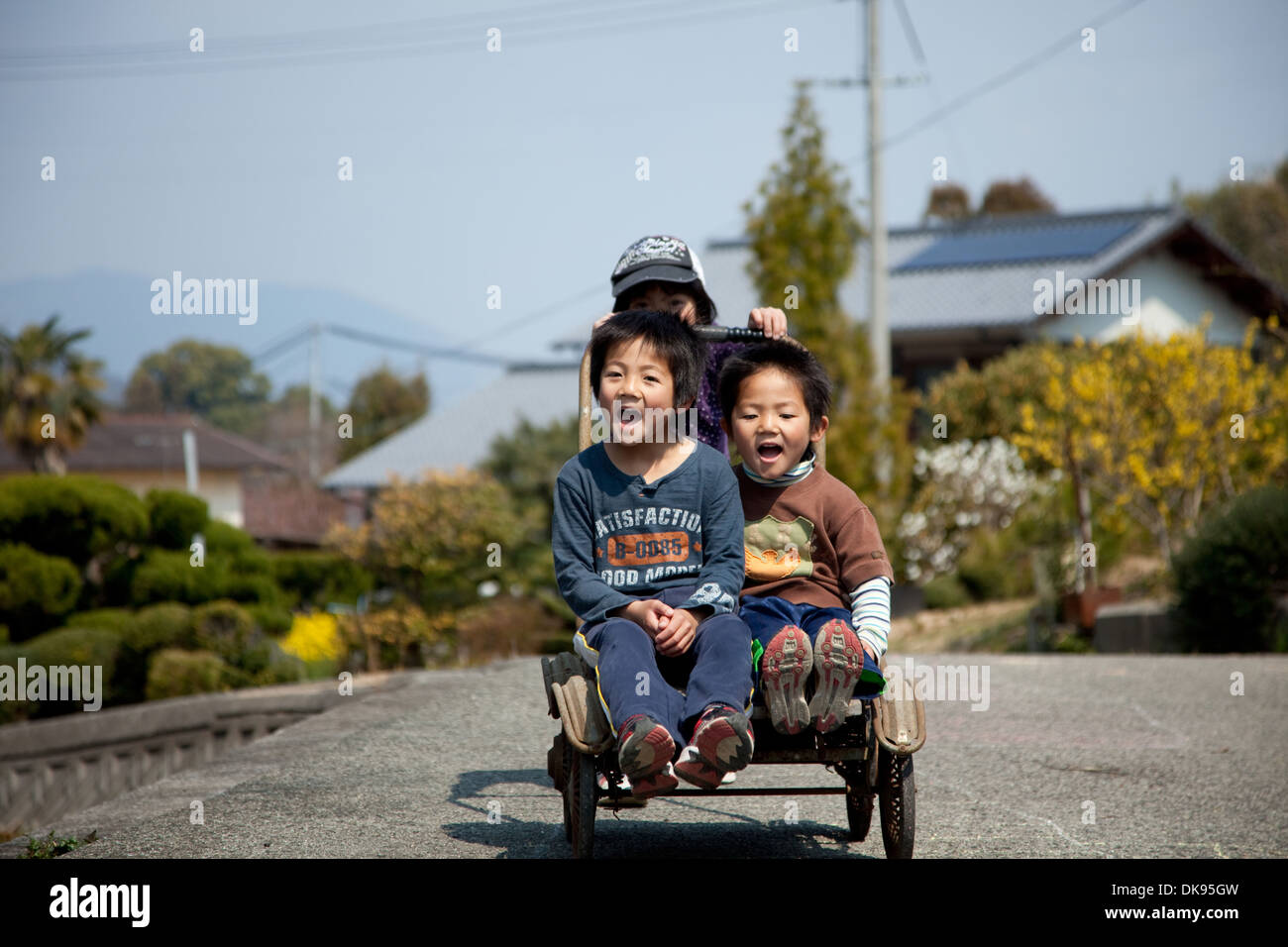 Les enfants japonais à la campagne Banque D'Images